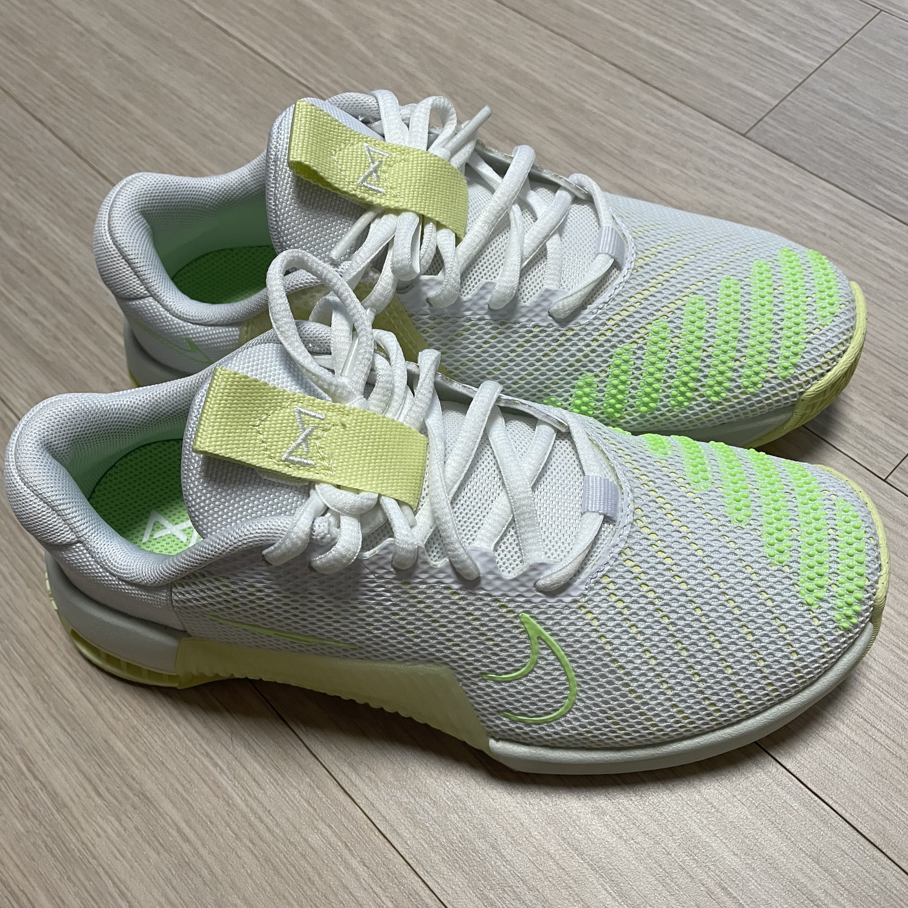 (W) Nike Metcon 9 White Luminous Green 착용 스타일 - 2