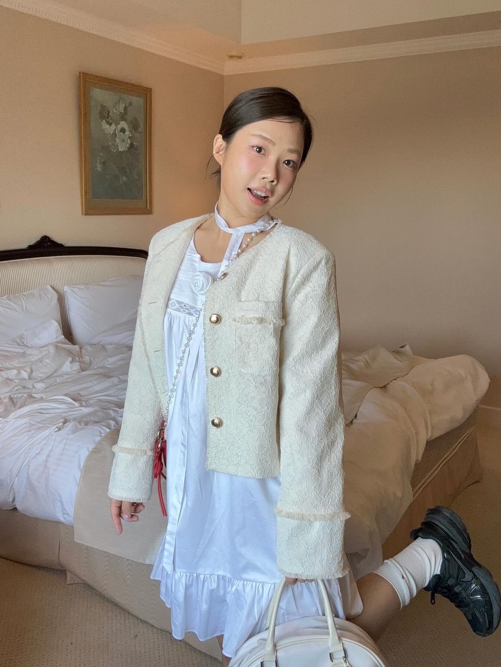 Margarin Fingers Rosy Scarf One Piece White 착용 스타일
