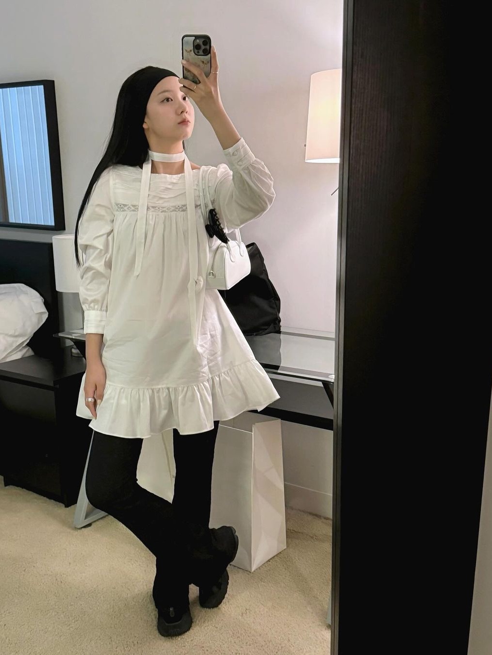 Margarin Fingers Rosy Scarf One Piece White 착용 스타일