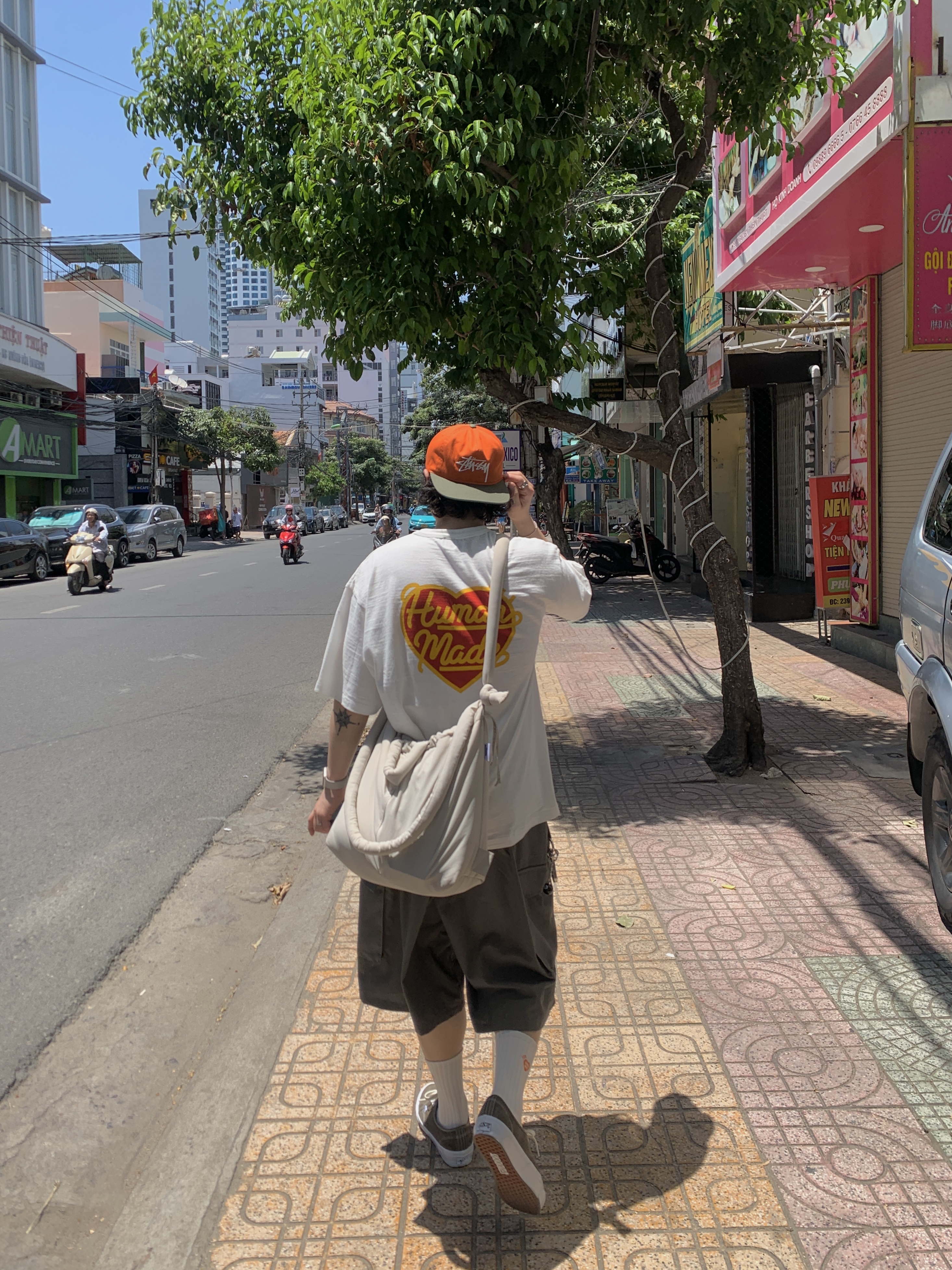 Stussy Mid-Depth Big Stock Snapback Olive, Human Made Heart Badge T-Shirt White 착용 스타일 - 1