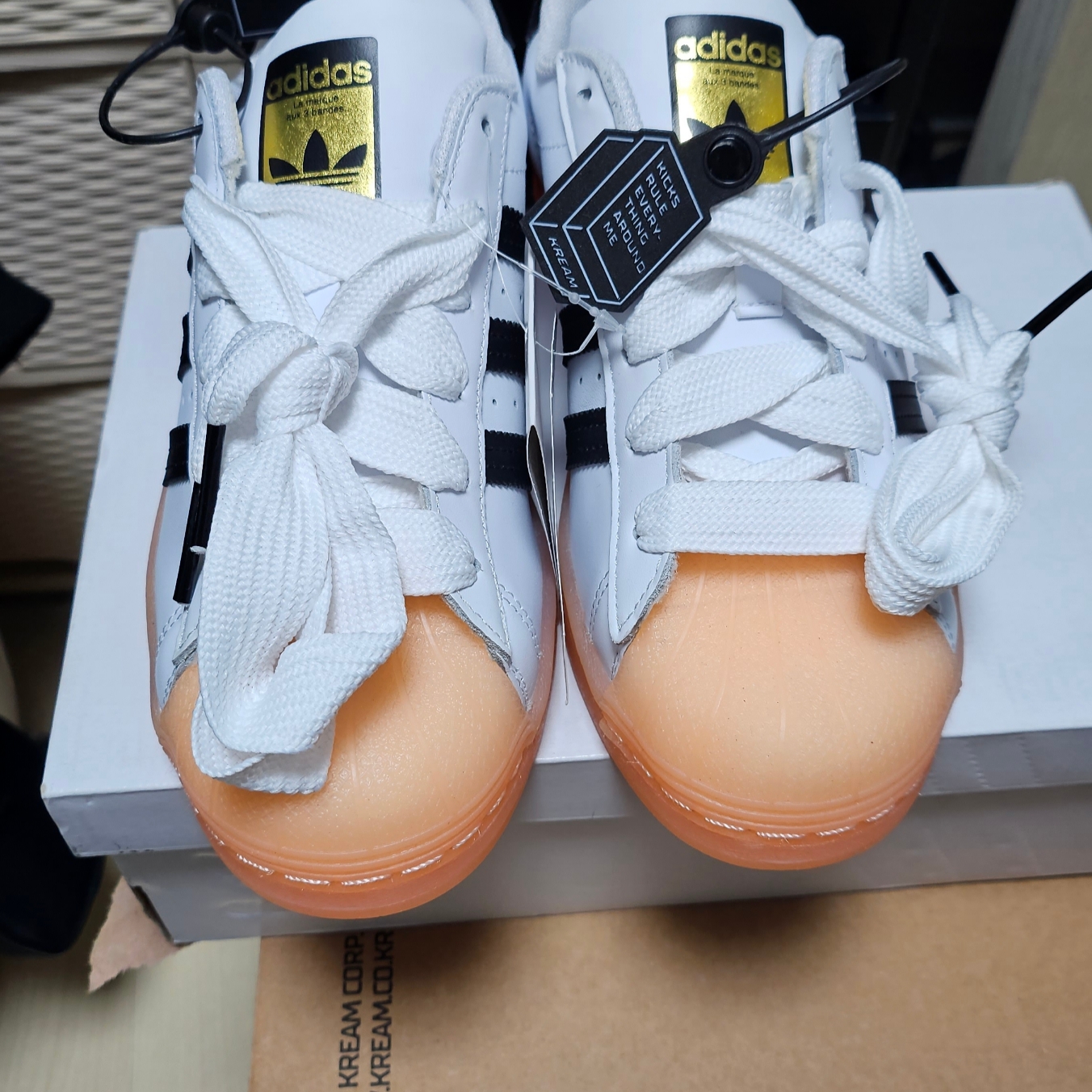 (W) Adidas Superstar White Black Haze Coral 착용 스타일 - 1