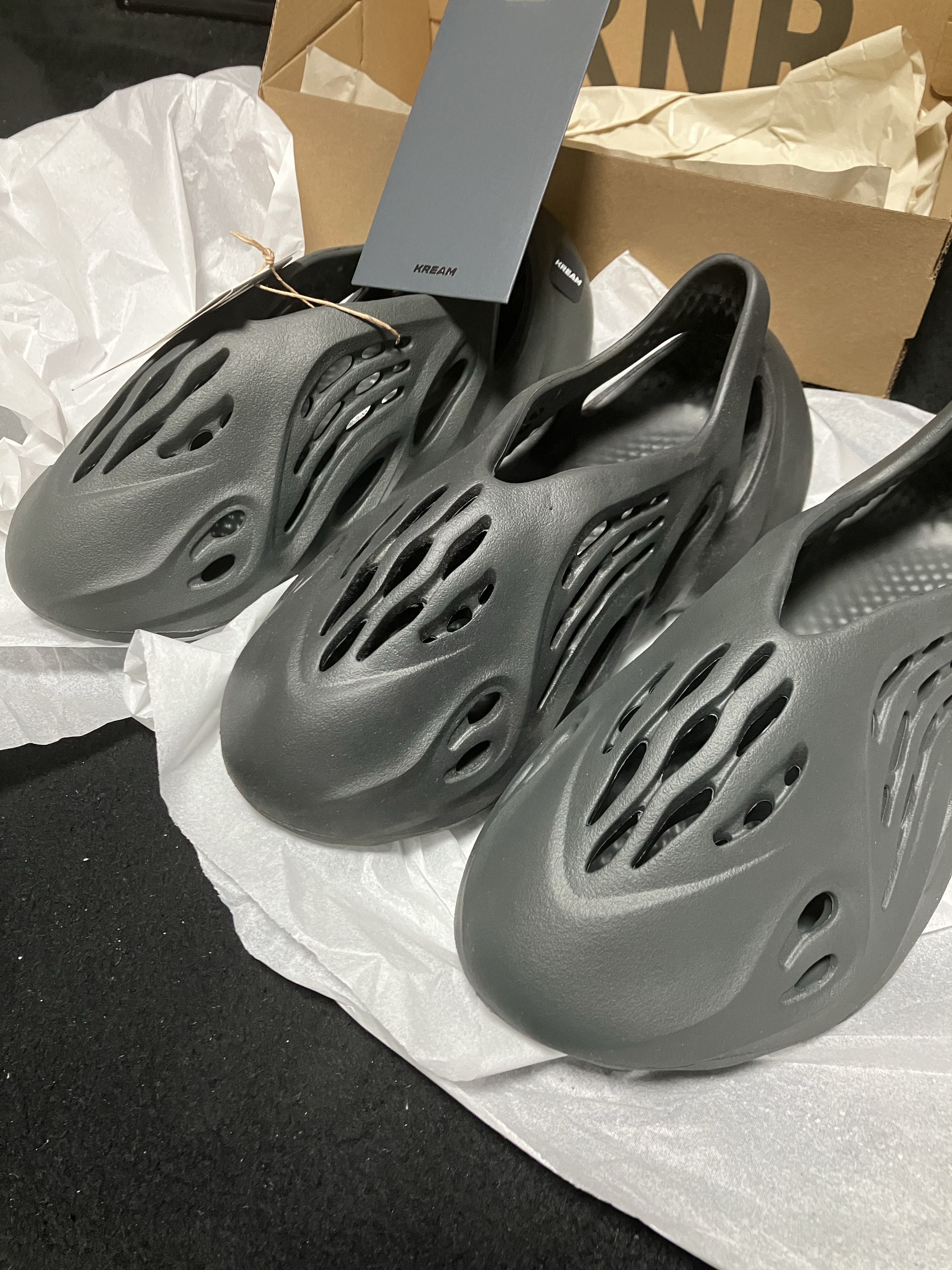 Adidas Yeezy Foam RNNR Carbon, Adidas Yeezy Foam RNNR Onyx 착용 스타일 - 1