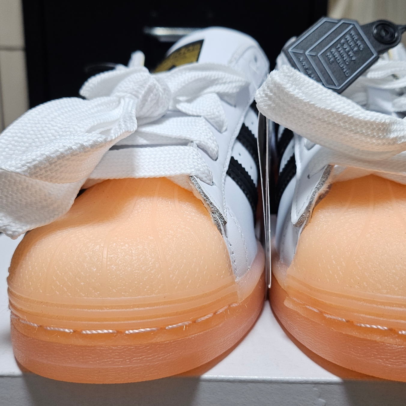 (W) Adidas Superstar White Black Haze Coral 착용 스타일 - 4