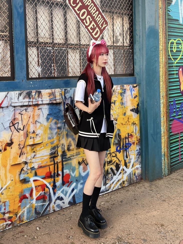 (W) Matin Kim Spell Point Stripe Knit Vest Black, Dr. Martens Women 1461 Quad Black 착용 스타일 - 1