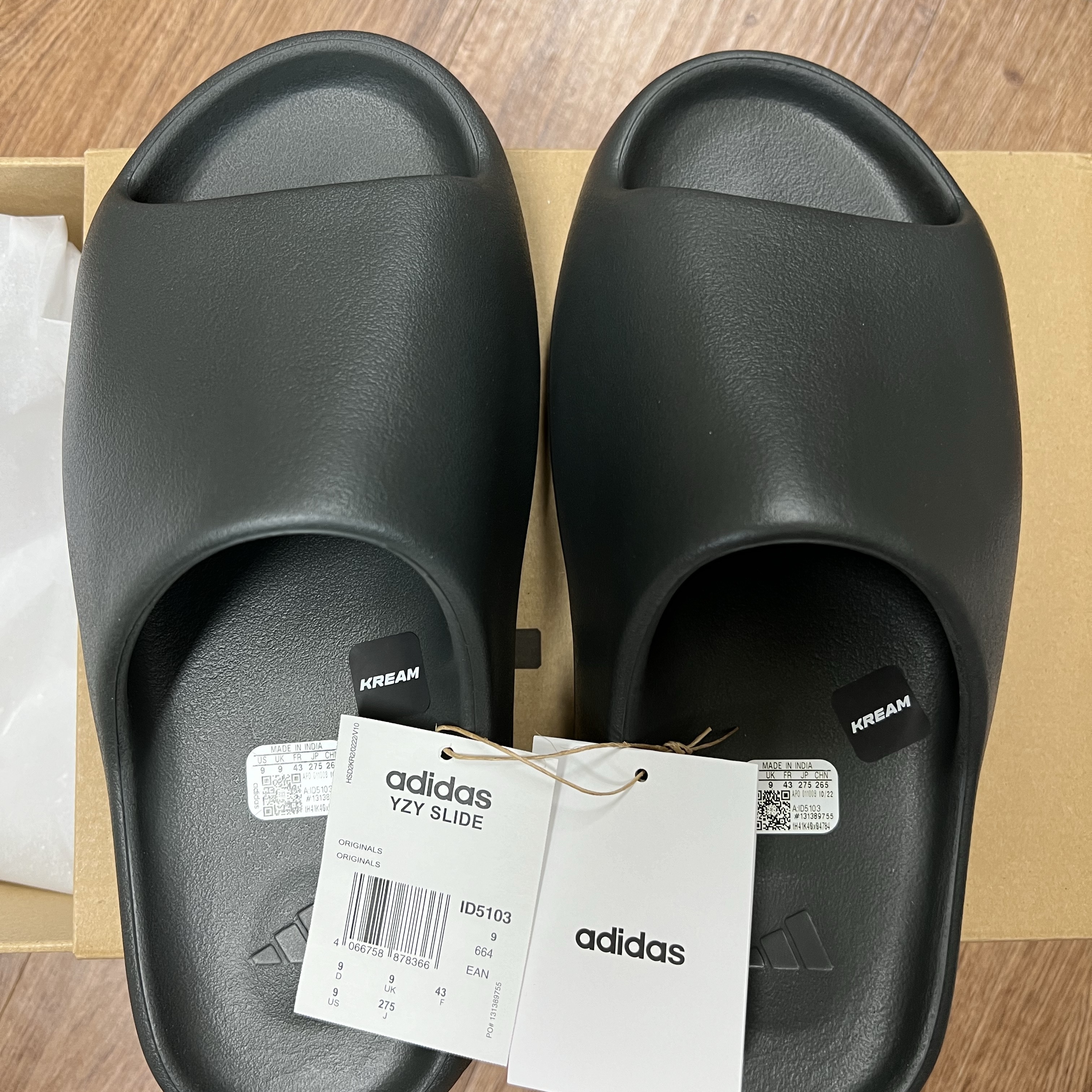 Adidas Yeezy Slide Dark Onyx 2024 착용 스타일 - 2