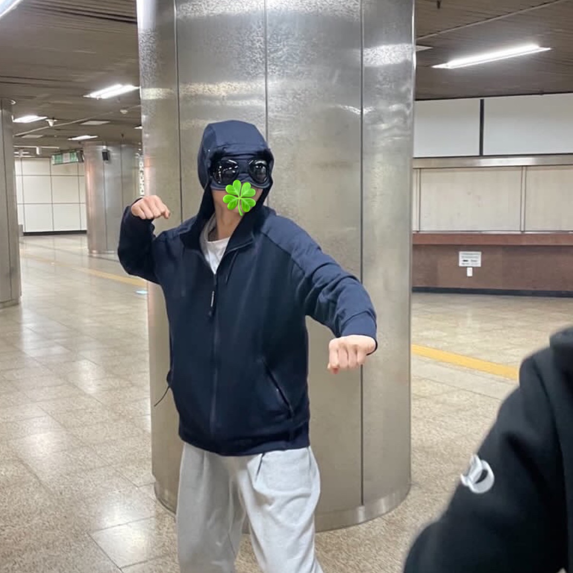 C.P. Company Diagonal Raised Fleece Goggle Hoodie Total Eclipse Blue - 23SS 착용 스타일