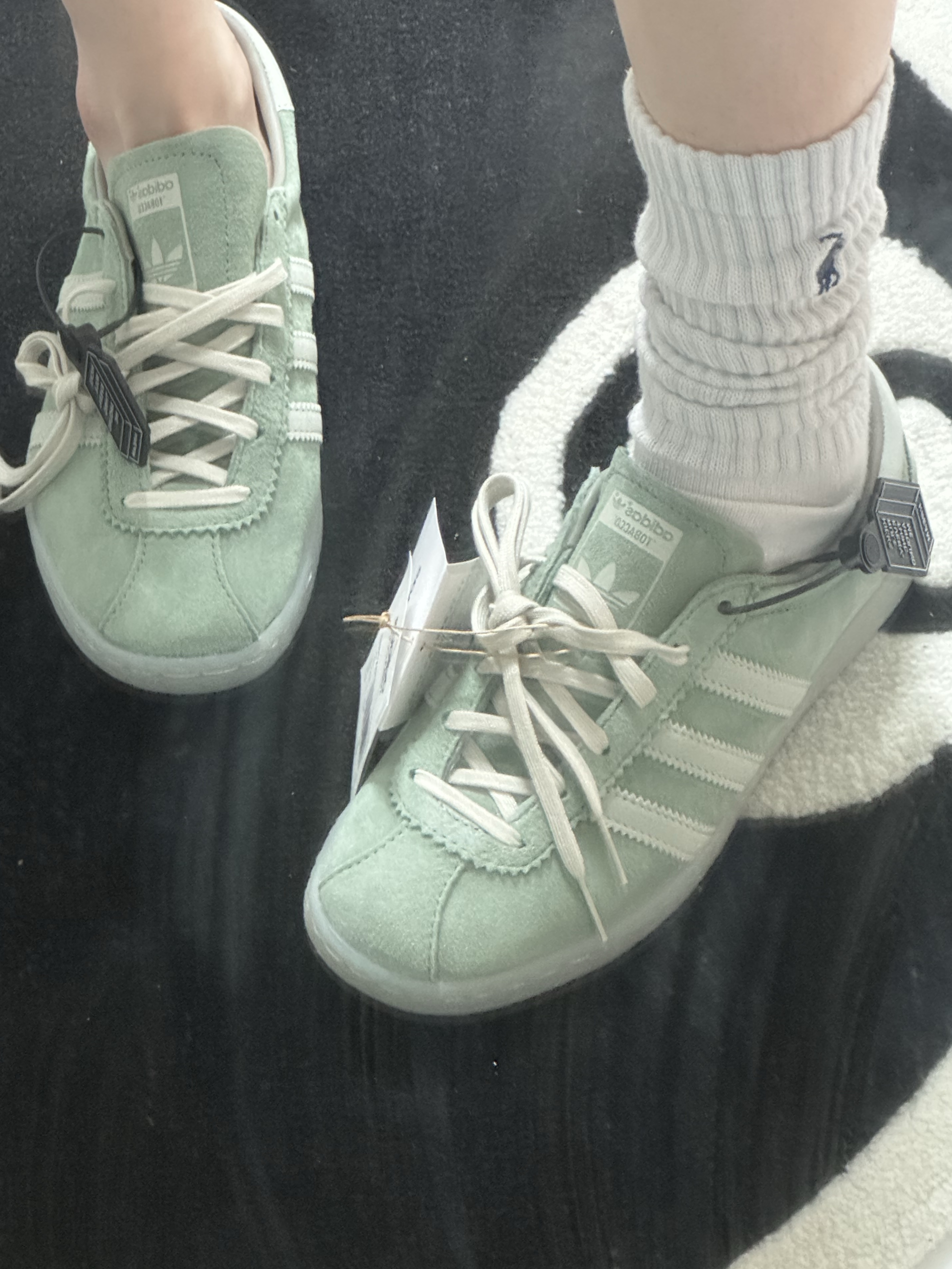 Adidas Tobacco Silver Green Pantone, Stussy 8 Ball Rug Black 착용 스타일