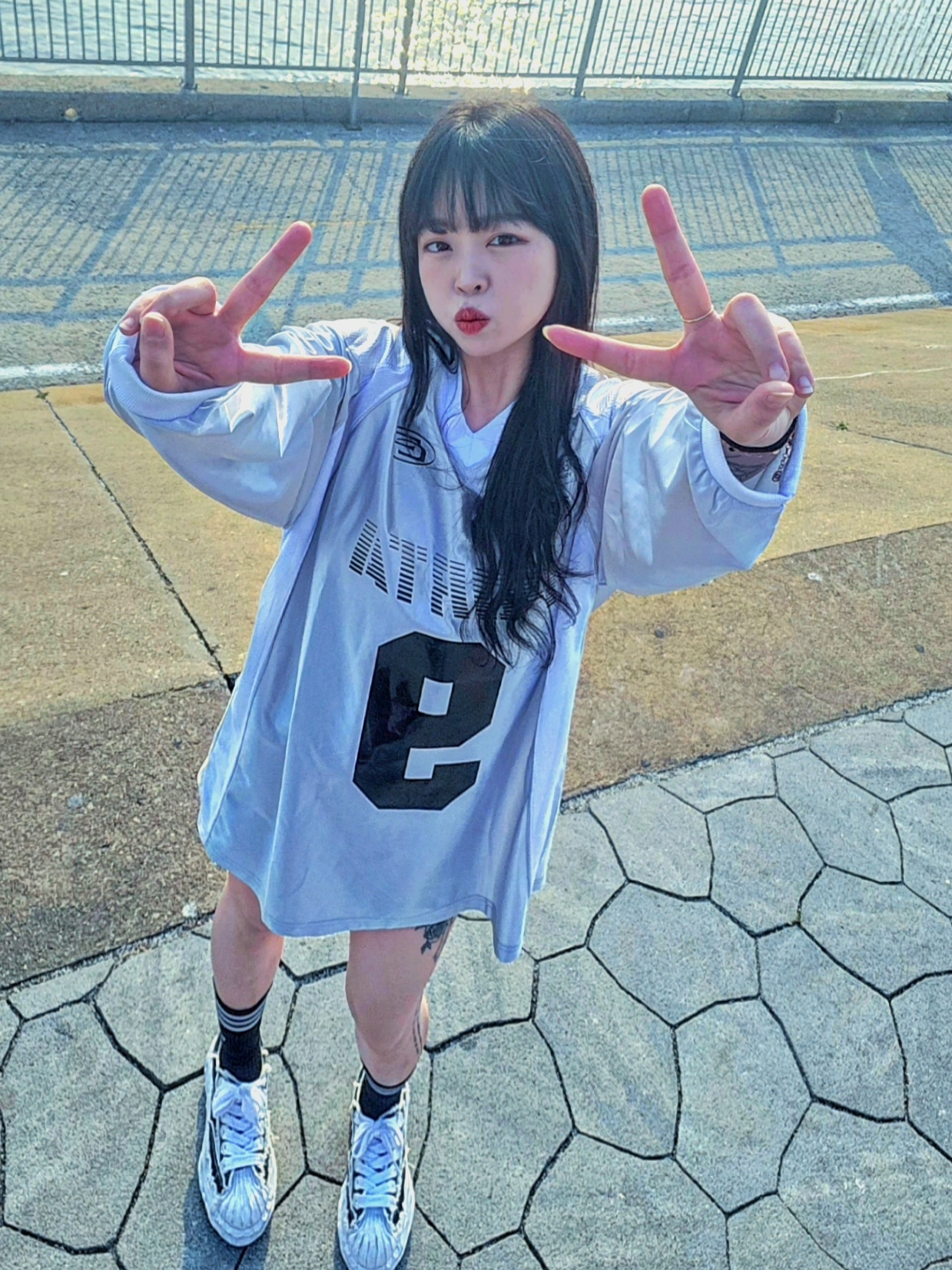 [KREAM 단독] Porta Metallic Number Soccer Tee Silver, Maison Mihara Yasuhiro Blakey OG Sole OH Canvas Low-top Sneakers Black 착용 스타일 - 1