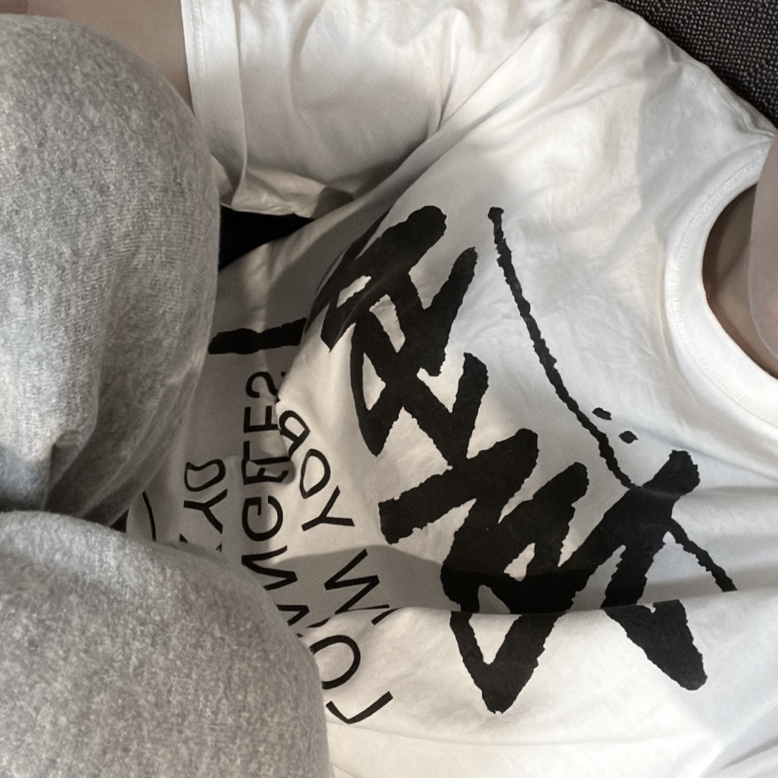 Stussy World Tour T-Shirt White 2023, Crocs Classic Clog Black 착용 스타일 - 3