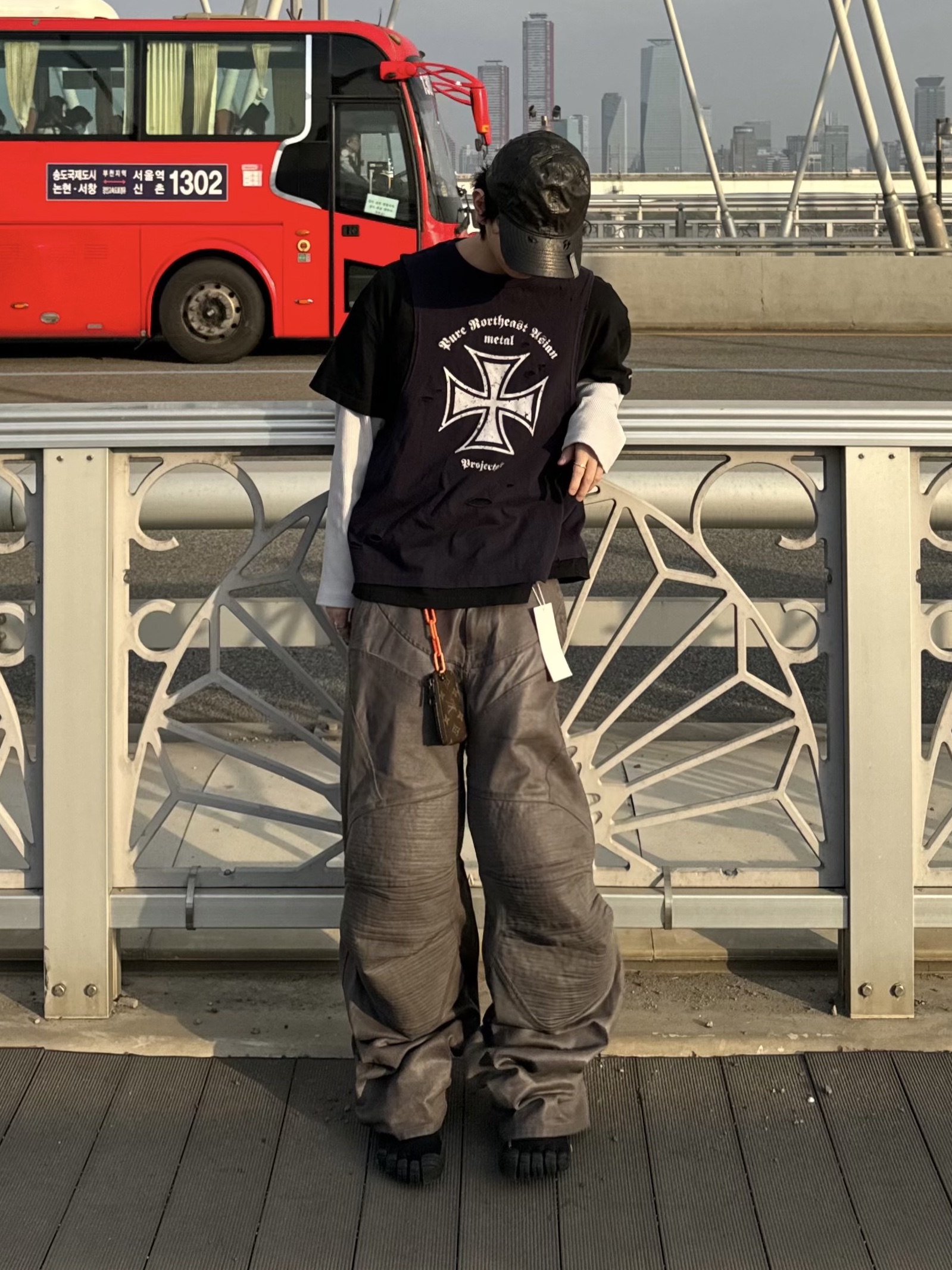 Project G/R Coated Biker Armoured Pants Khaki Brown, Balenciaga Toe Lace-Up Vibram Sneakers Black 착용 스타일 - 3