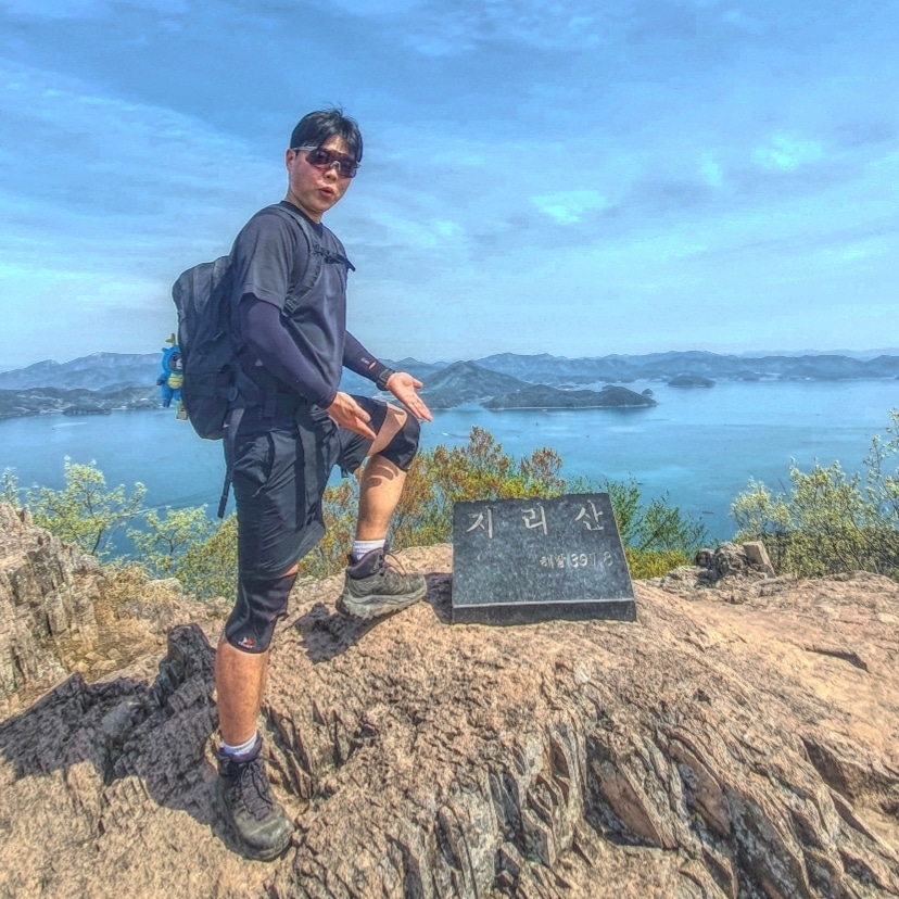Nike ACG Karst Backpack Black, Hoka Kaha 2 Gore-Tex Black 착용 스타일