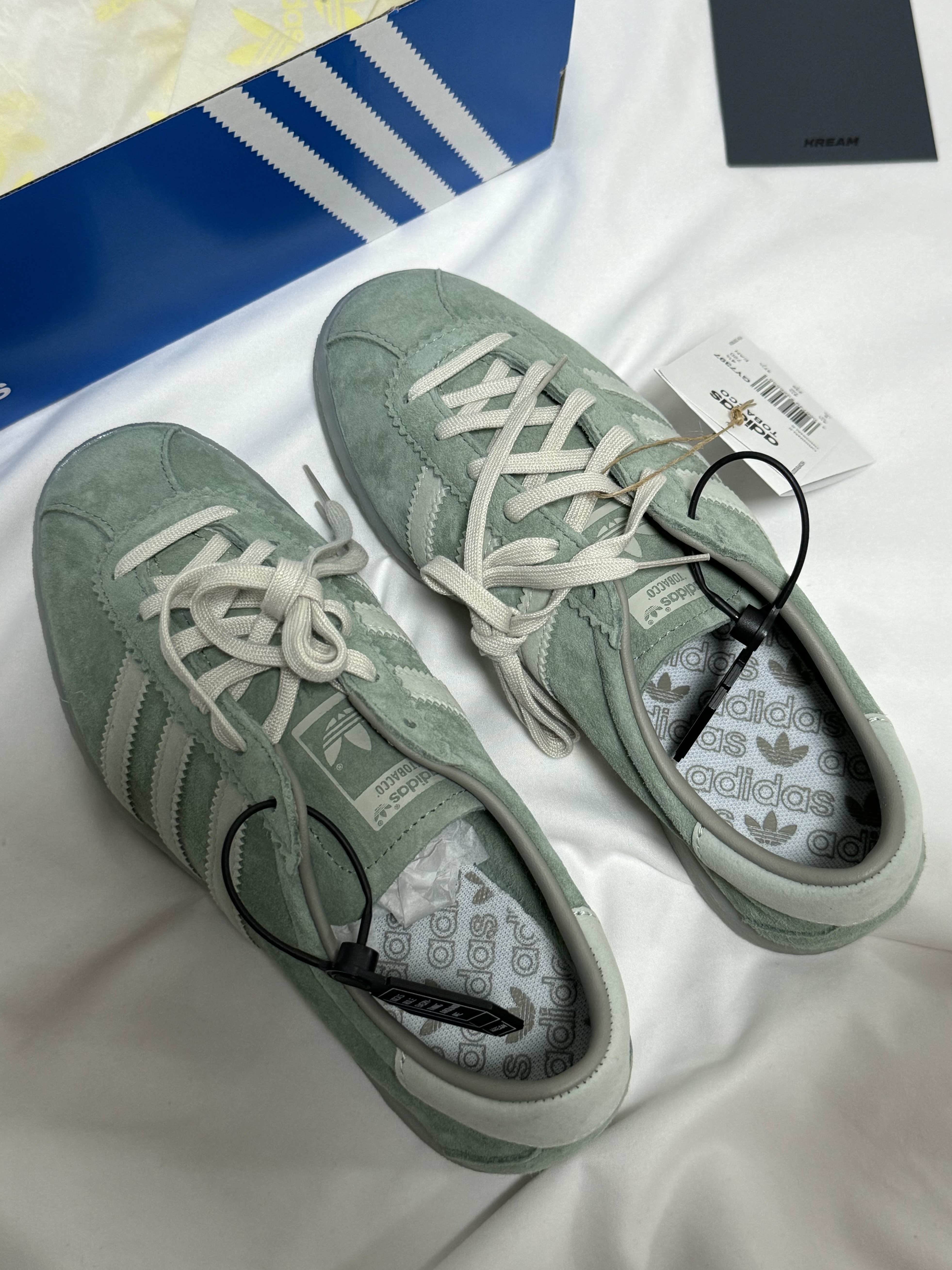 Adidas Tobacco Silver Green Pantone 착용 스타일