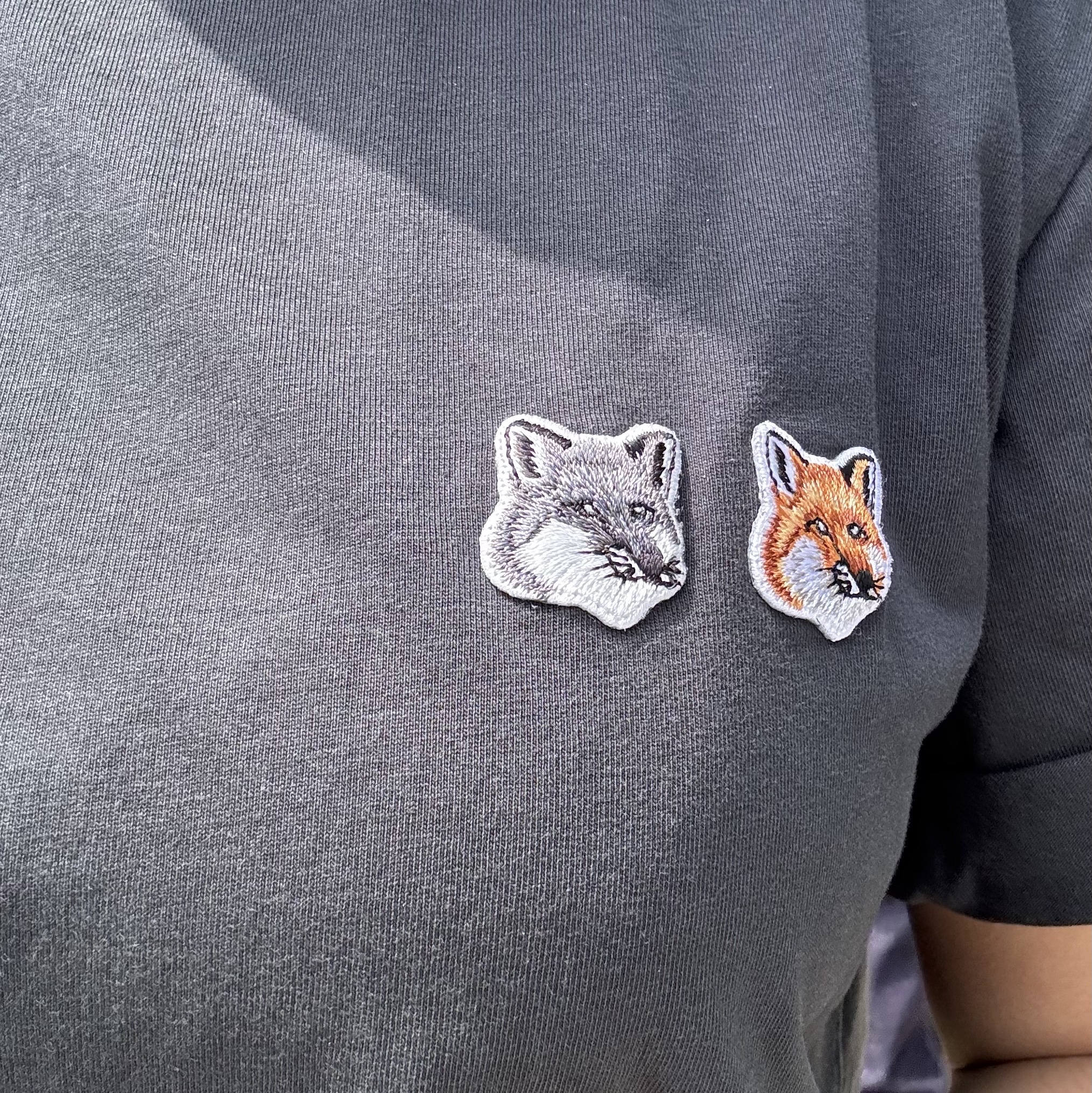 Maison Kitsune Double Fox Head Patch Classic T-Shirt Anthracite 착용 스타일