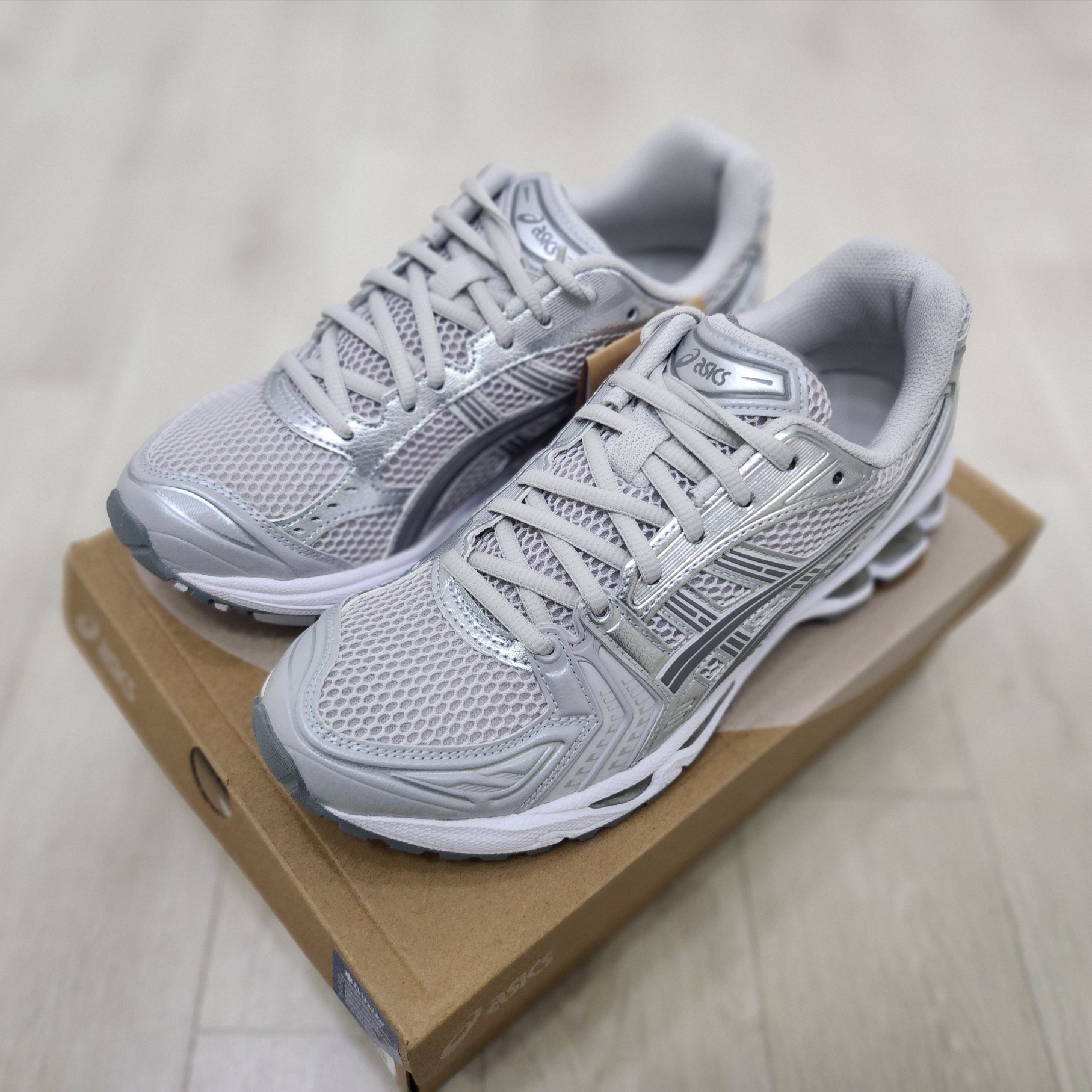 (W) Asics Gel-Kayano 14 Cloud Grey Clay Grey 착용 스타일 - 2
