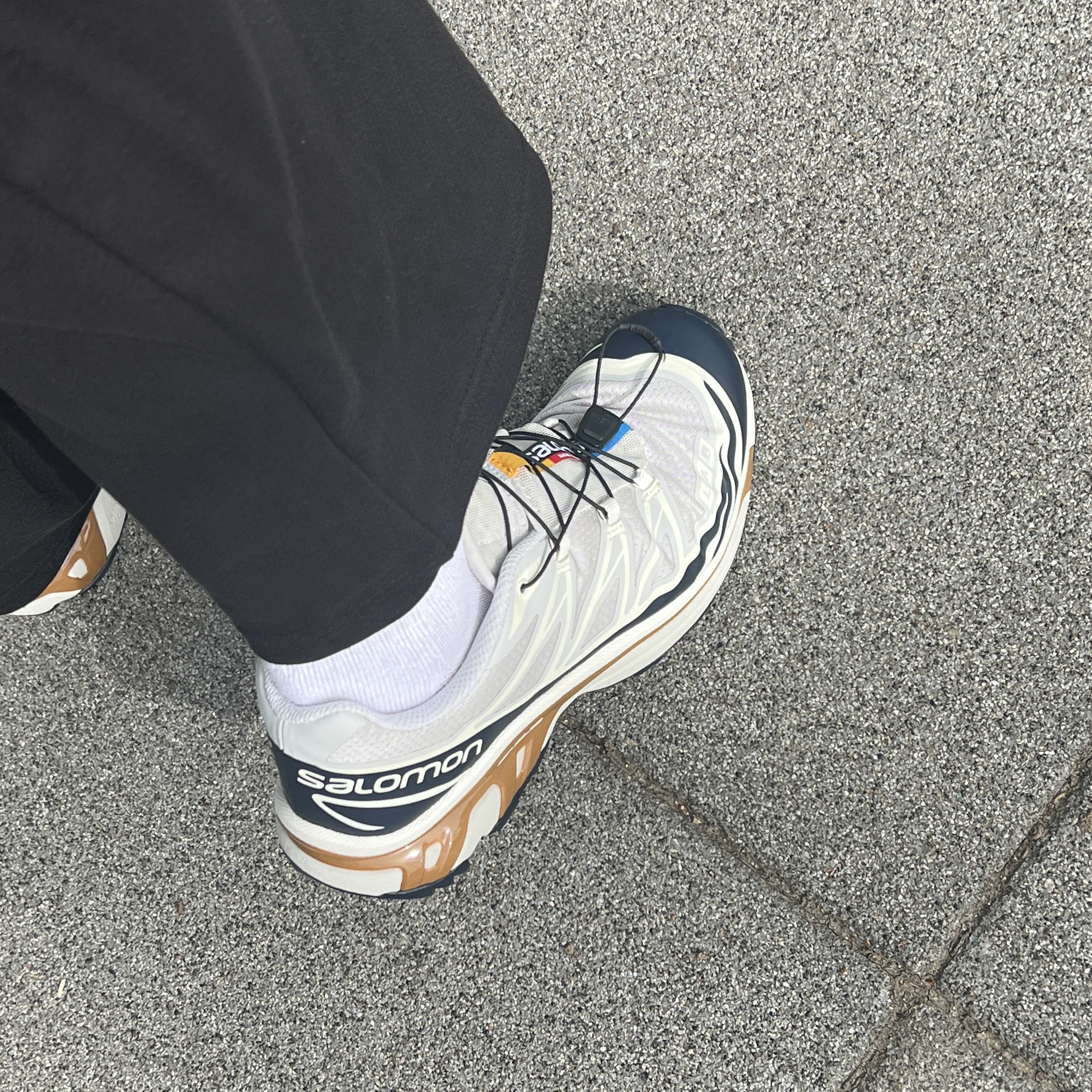 Salomon XT-6 Lunar Rock Dark Sapphire 착용 스타일