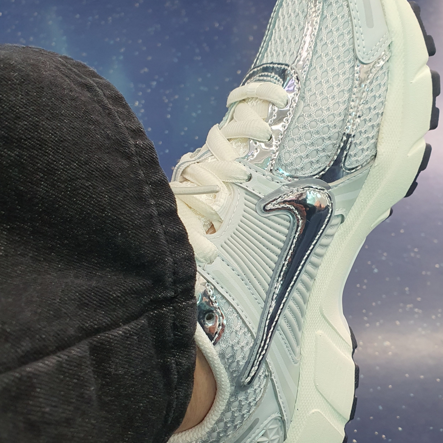 (W) Nike Zoom Vomero 5 Photon Dust and Metallic Silver 착용 스타일