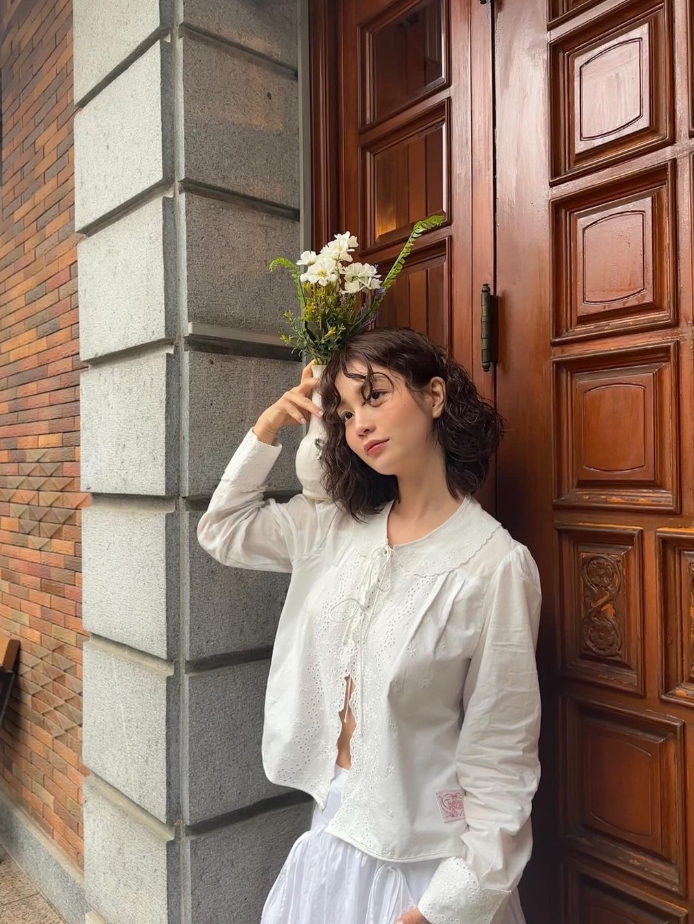 Margarin Fingers Scallop Blouse White, Margarin Fingers Shirring Pocket Long Skirt White 착용 스타일
