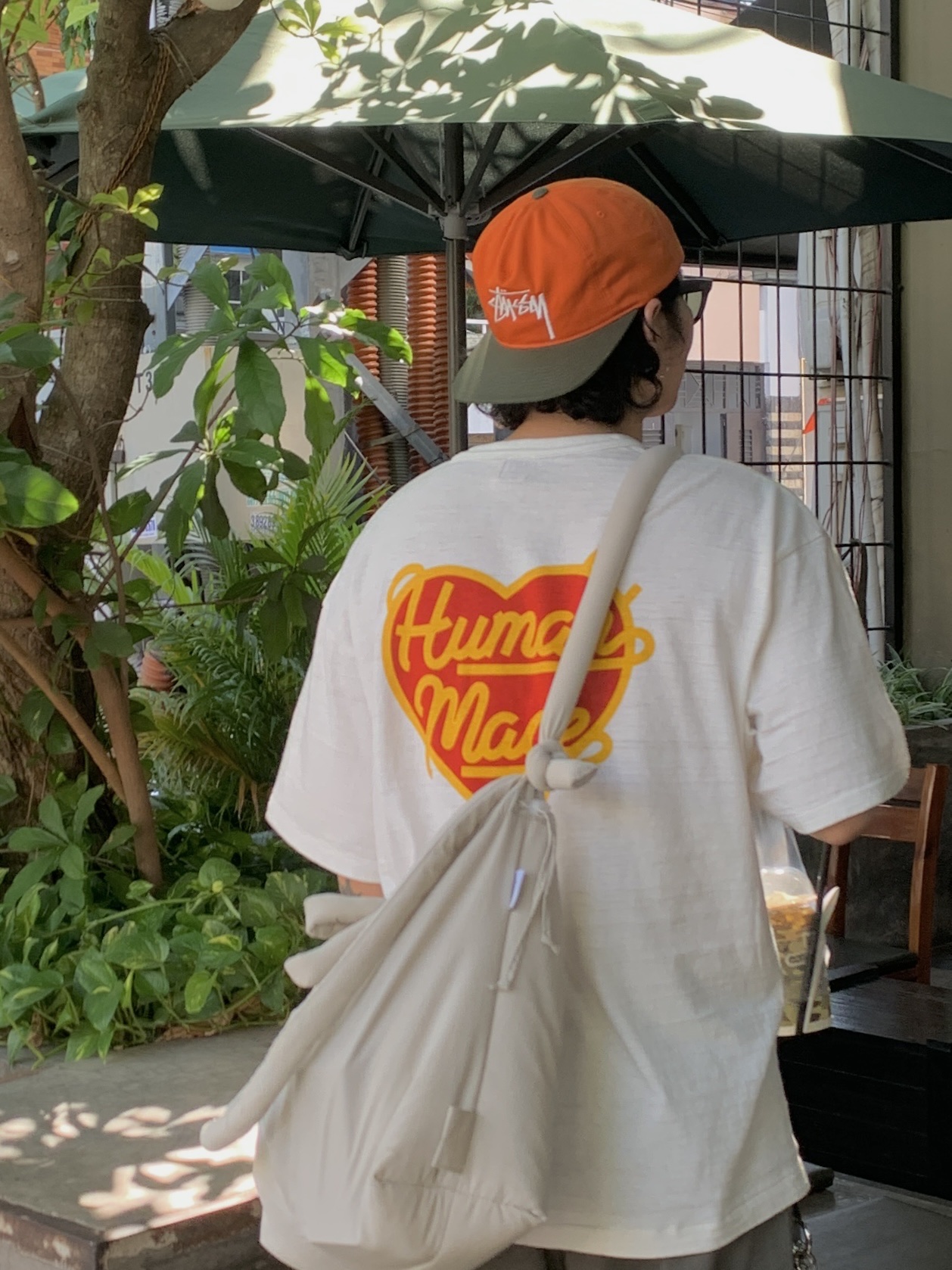 Stussy Mid-Depth Big Stock Snapback Olive, Human Made Heart Badge T-Shirt White 착용 스타일 - 3