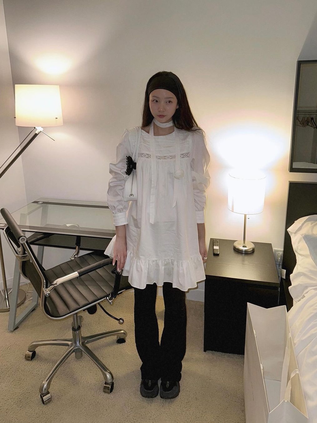 Margarin Fingers Rosy Scarf One Piece White 착용 스타일