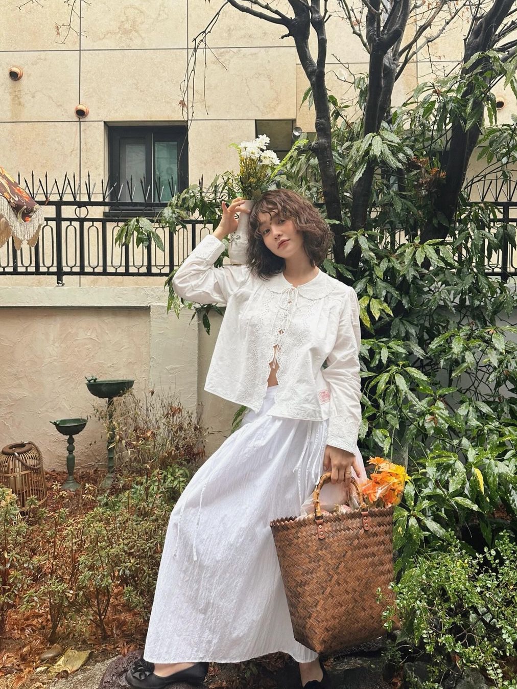 Margarin Fingers Scallop Blouse White, Margarin Fingers Shirring Pocket Long Skirt White 착용 스타일