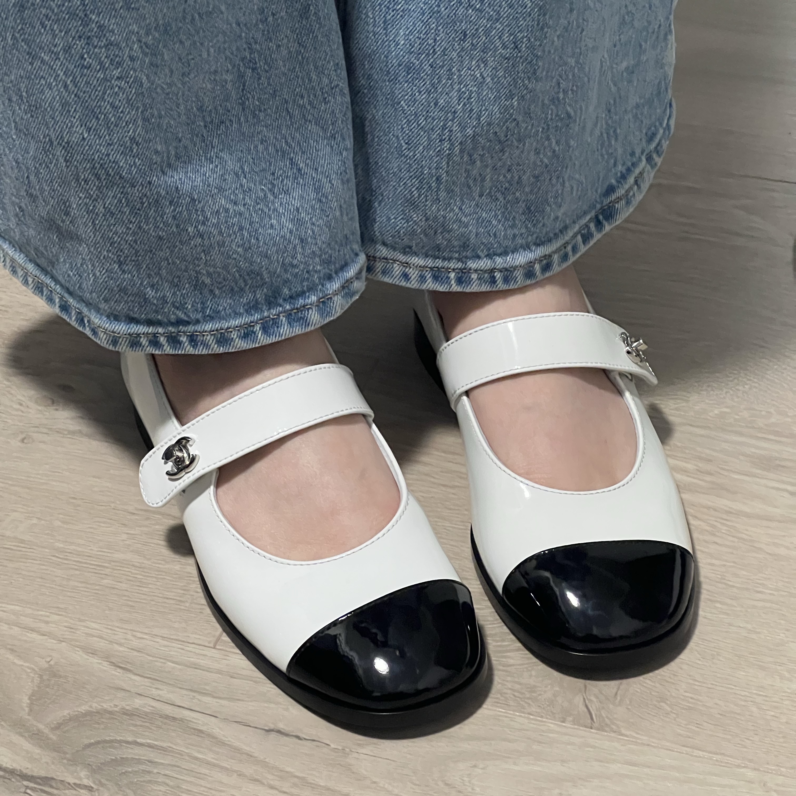 (W) Chanel Mary Jane Patent Calfskin & White Black 착용 스타일