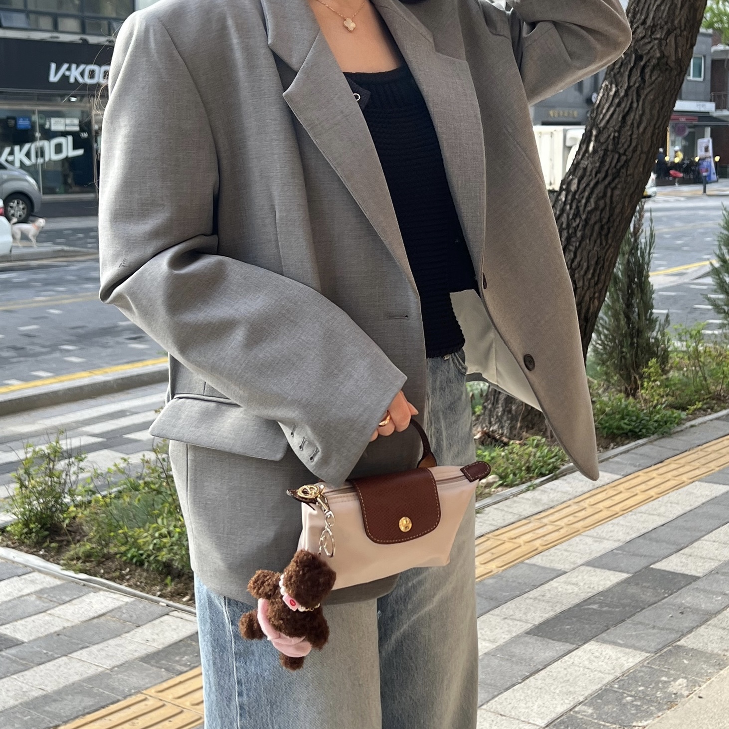 Longchamp Le Pliage Original Handle Pouch Paper 착용 스타일
