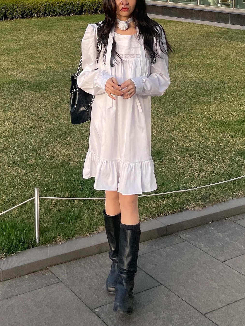 Margarin Fingers Rosy Scarf One Piece White 착용 스타일
