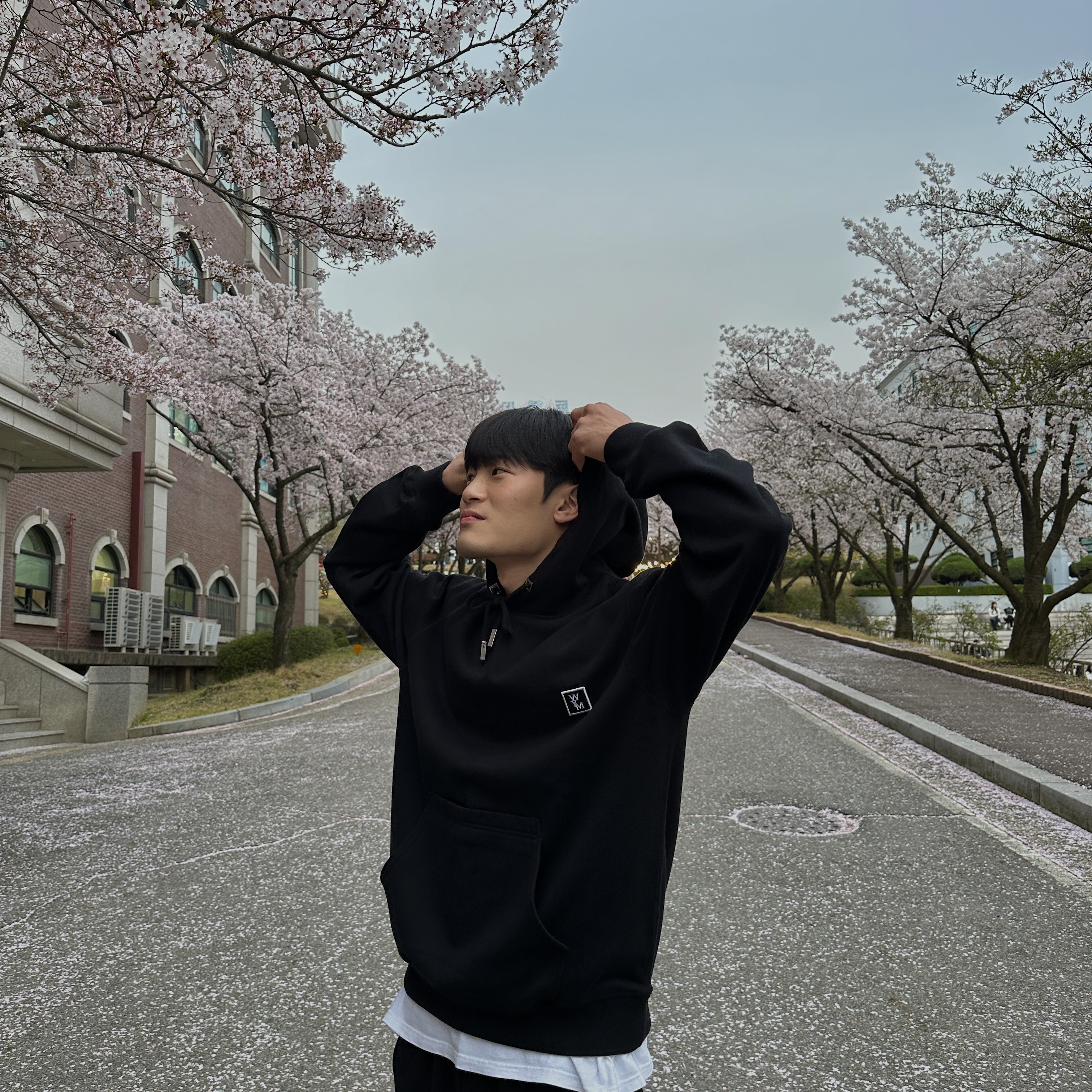 Wooyoungmi Back Logo Hoodie Black - 23FW 착용 스타일