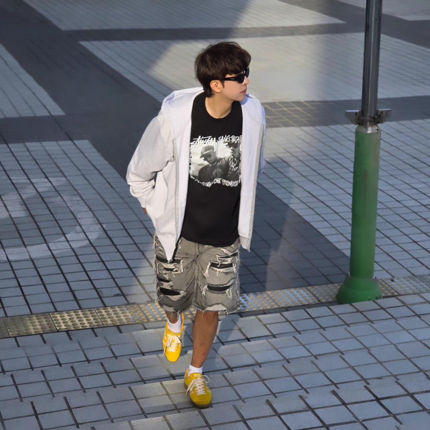 Stussy Stock DSM Ginza Zip Hoodie Ash Heather 2023, Stussy x Gang Starr Take It Personal T-Shirt Black 착용 스타일 - 4