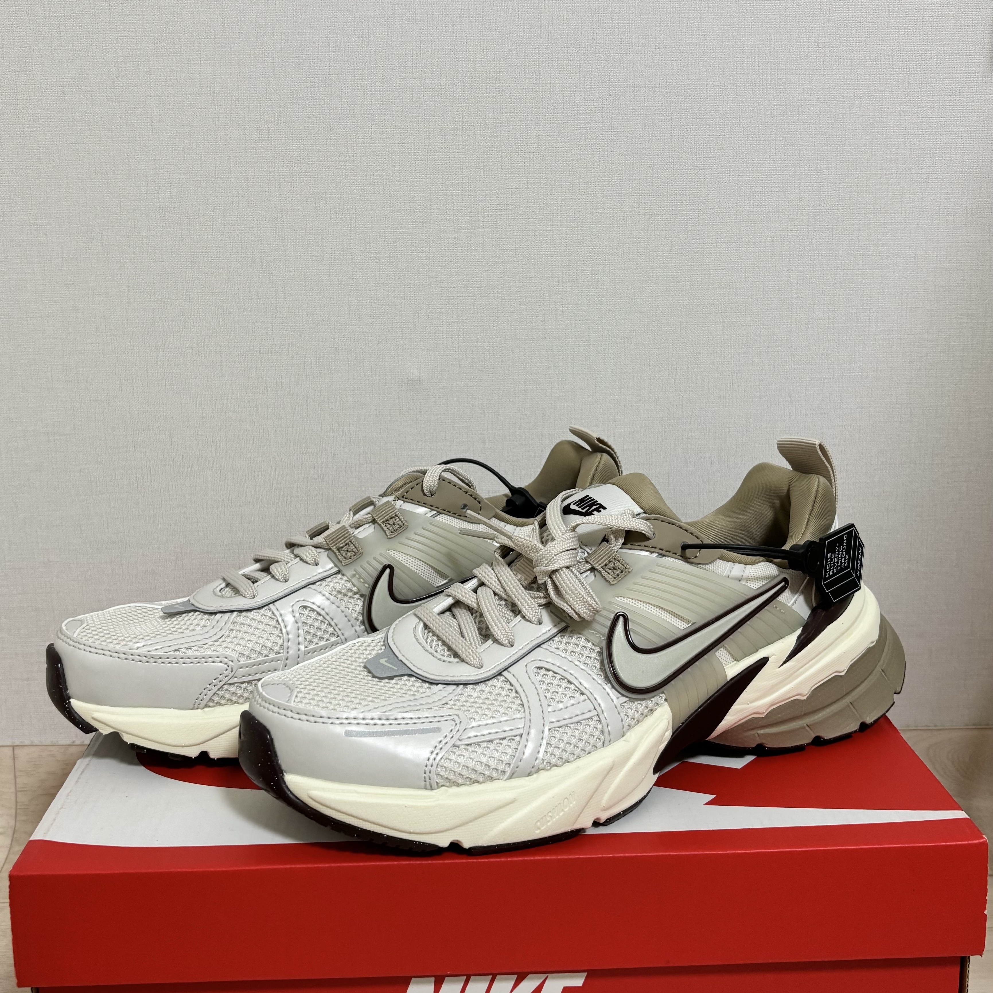 Nike V2K Run Light Orewood Brown Khaki 착용 스타일