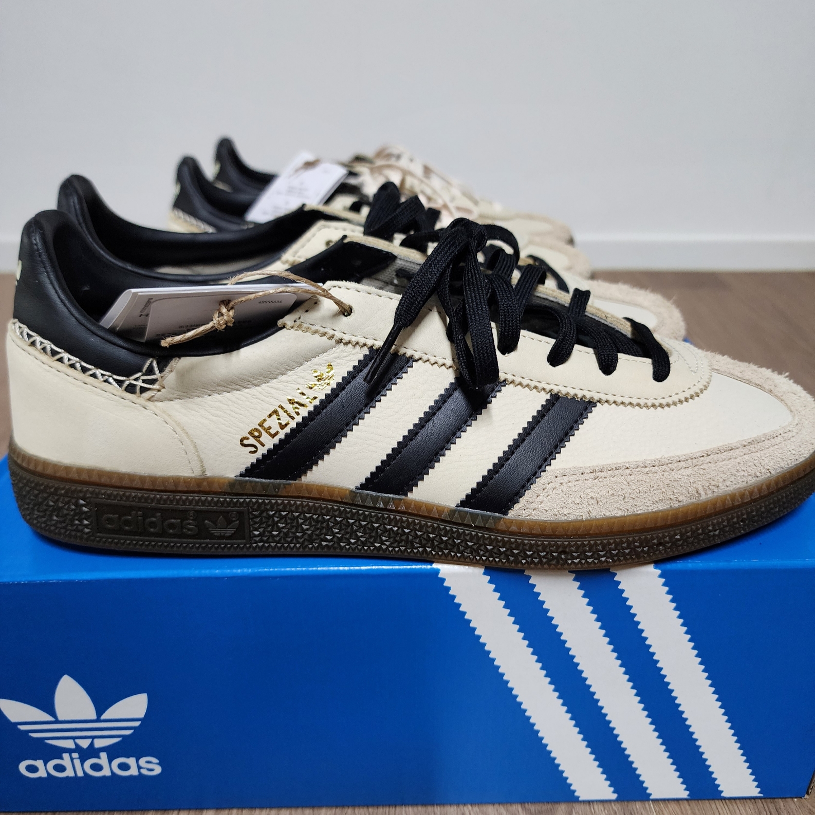 (W) Adidas Spezial Handball Wonder White Core Black 착용 스타일 - 2