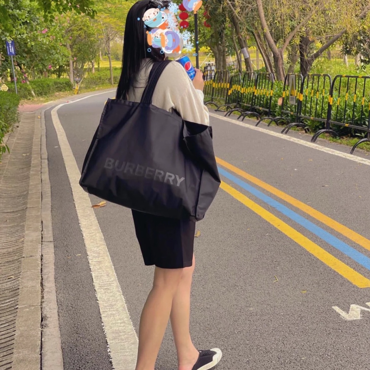 Burberry Logo Print Nylon Trench Tote Bag Black 착용 스타일