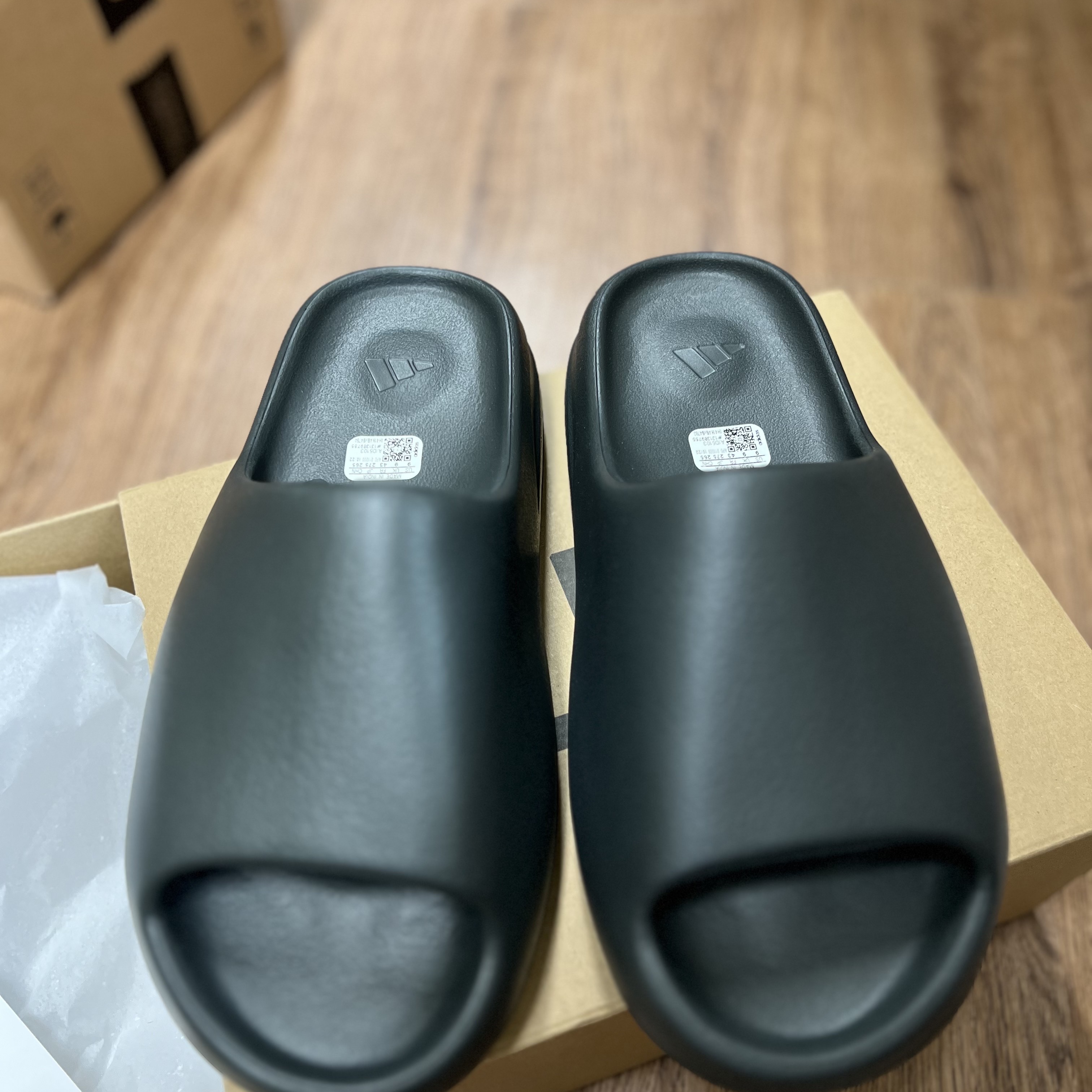 Adidas Yeezy Slide Dark Onyx 2024 착용 스타일 - 4