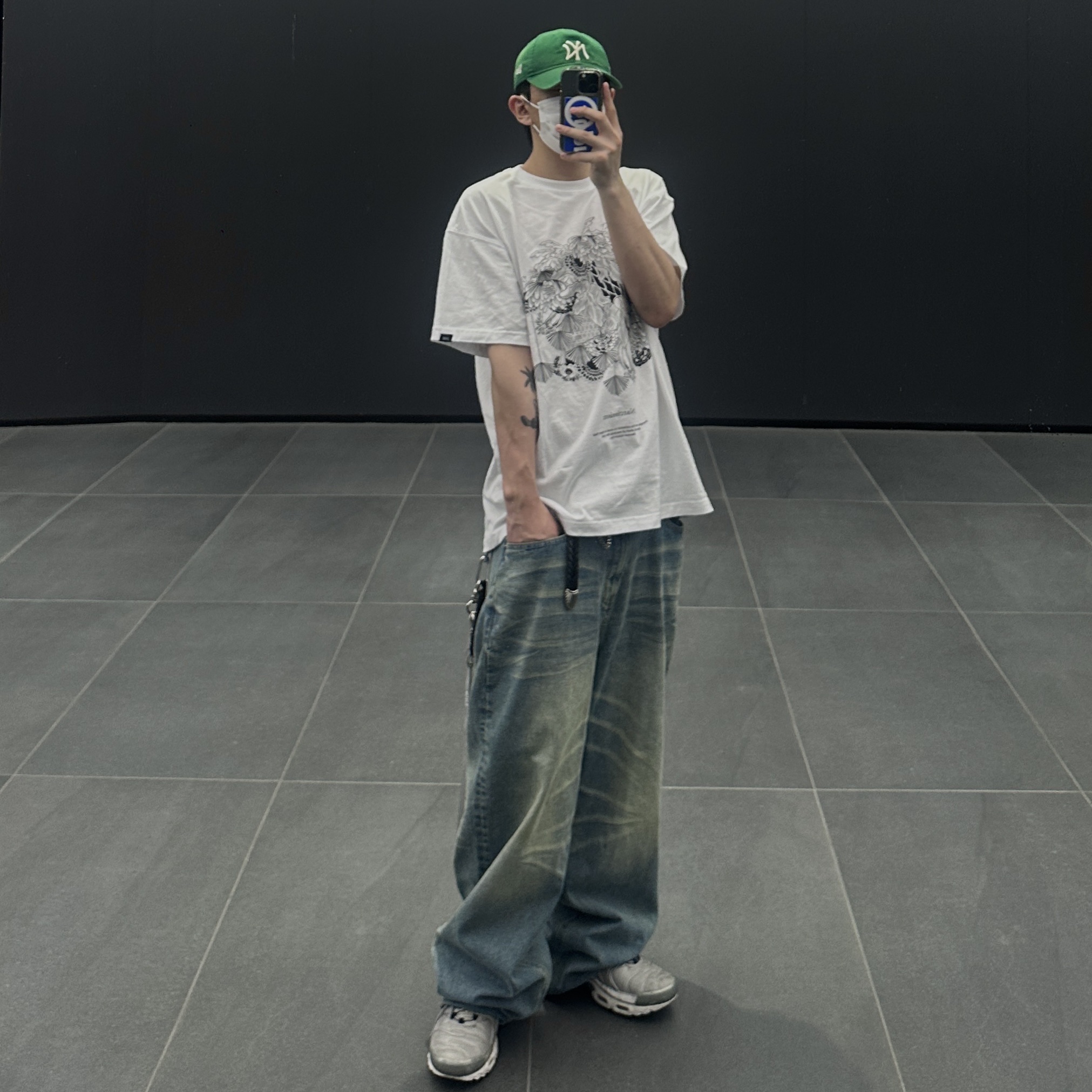 Nike Air Max Plus Silver Bullet, New Era x MoMA New York Yankees Cap Kelly Green 착용 스타일