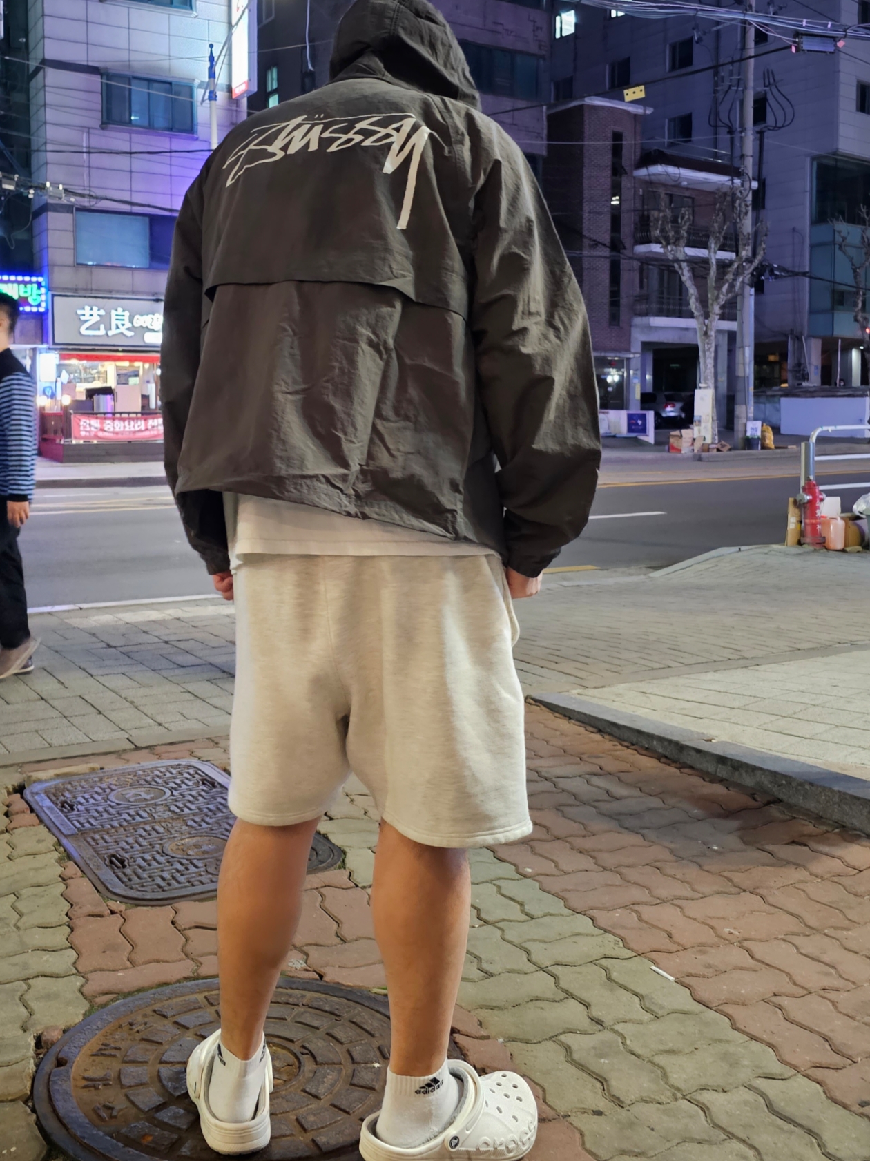 Essentials The Core Collection Sweatshorts Light Oatmeal, Stussy Doberman T-Shirt White 착용 스타일 - 1