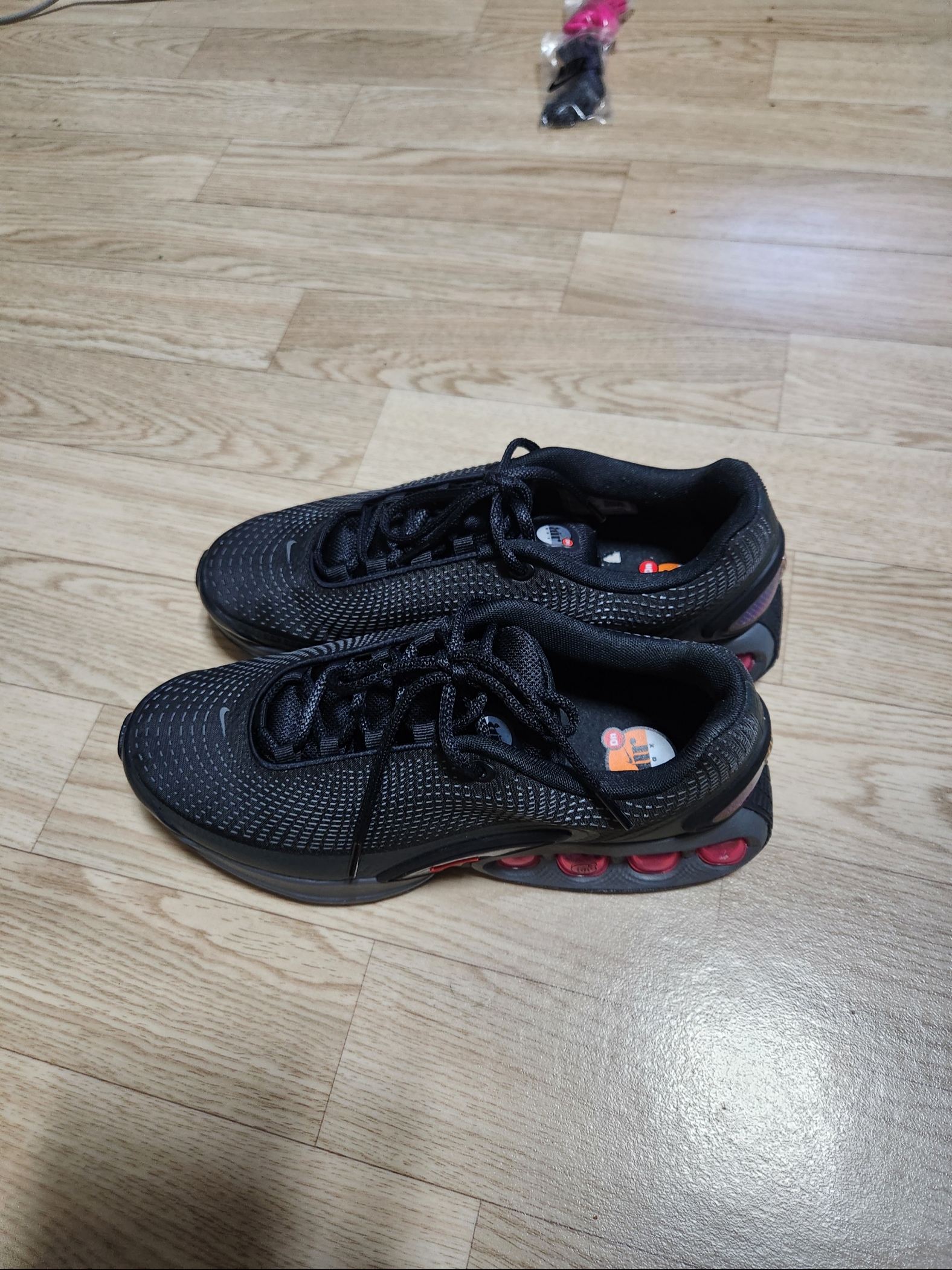 Nike Air Max Dn Black Light Crimson 착용 스타일 - 2