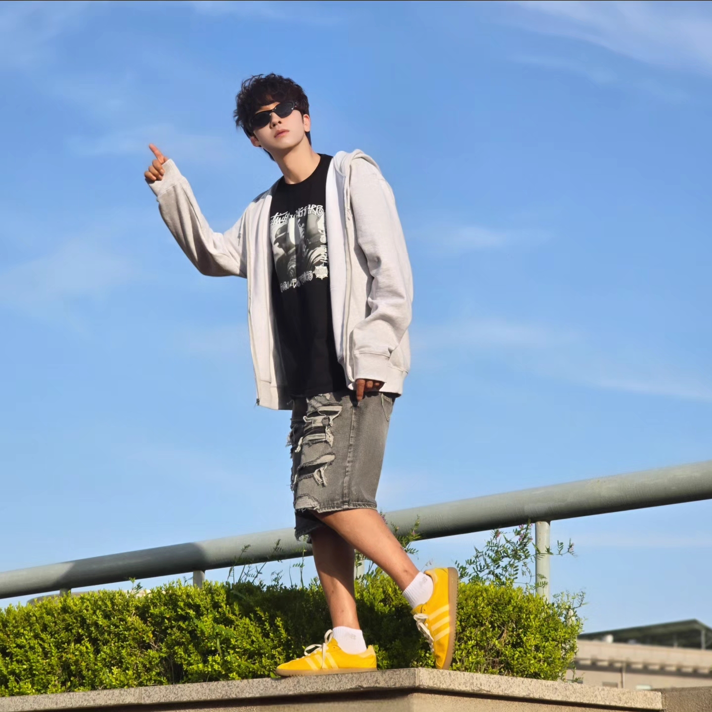 Stussy Stock DSM Ginza Zip Hoodie Ash Heather 2023, Stussy x Gang Starr Take It Personal T-Shirt Black 착용 스타일 - 1