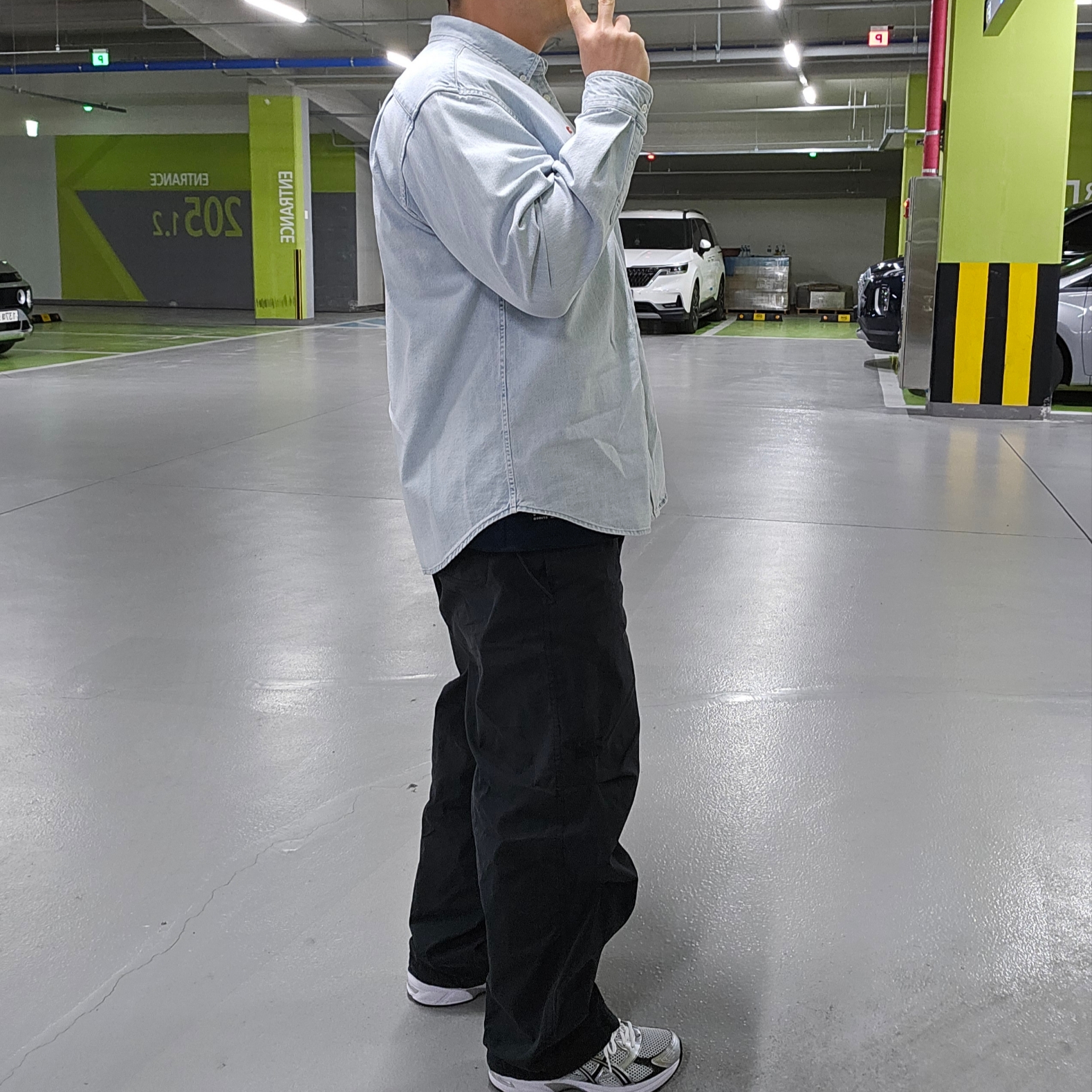Supreme Small Box Shirt Washed Blue - 24SS, Stussy Nyco Over Trousers Black 착용 스타일 - 1