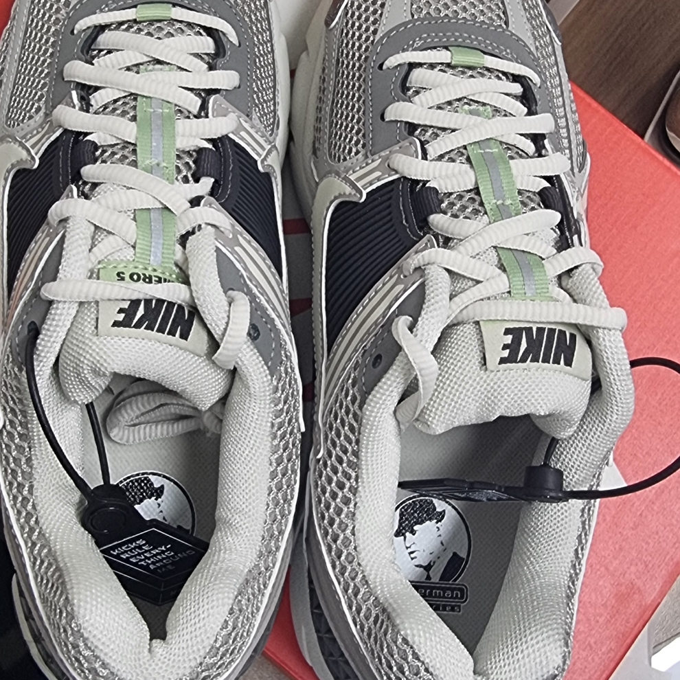(W) Nike Zoom Vomero 5 Cobblestone and Flat Pewter 착용 스타일