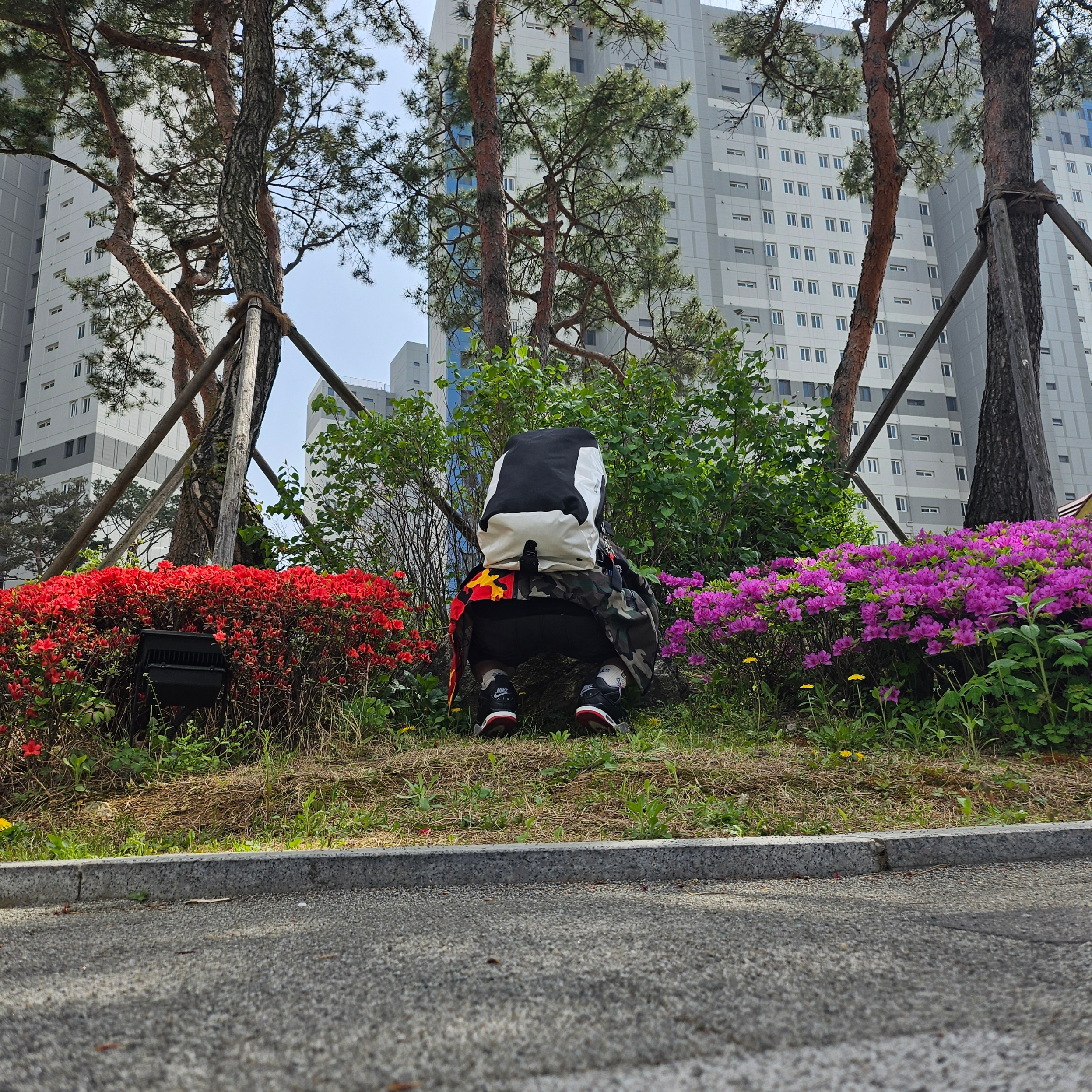 Supreme x The North Face Split Taped Seam Shell Jacket Camo - 24SS, Supreme x Ortlieb Duffle Bag White - 24SS 착용 스타일