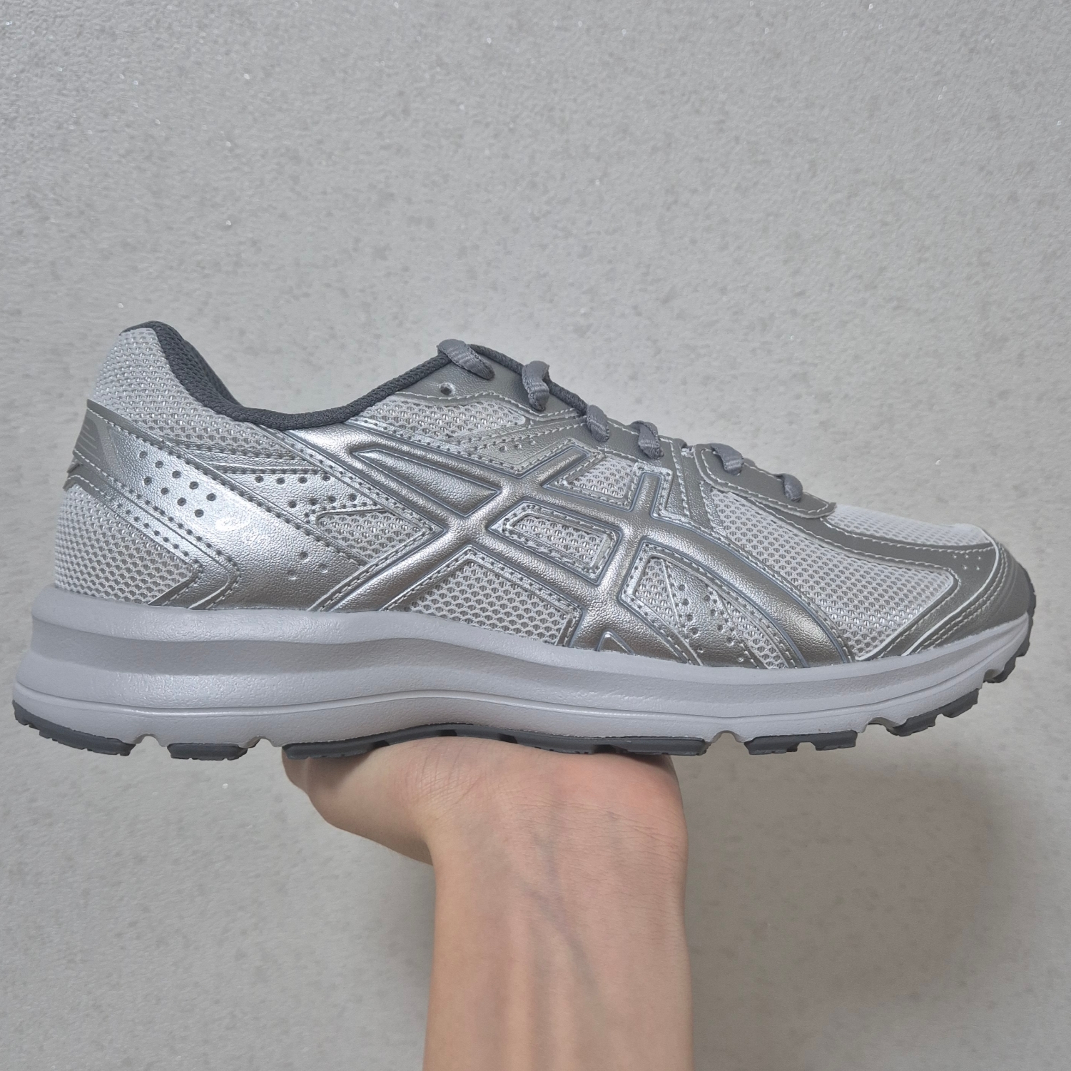 Asics Jog 100 S SMU Glacier Grey Pure Silver - 2E Wide 착용 스타일