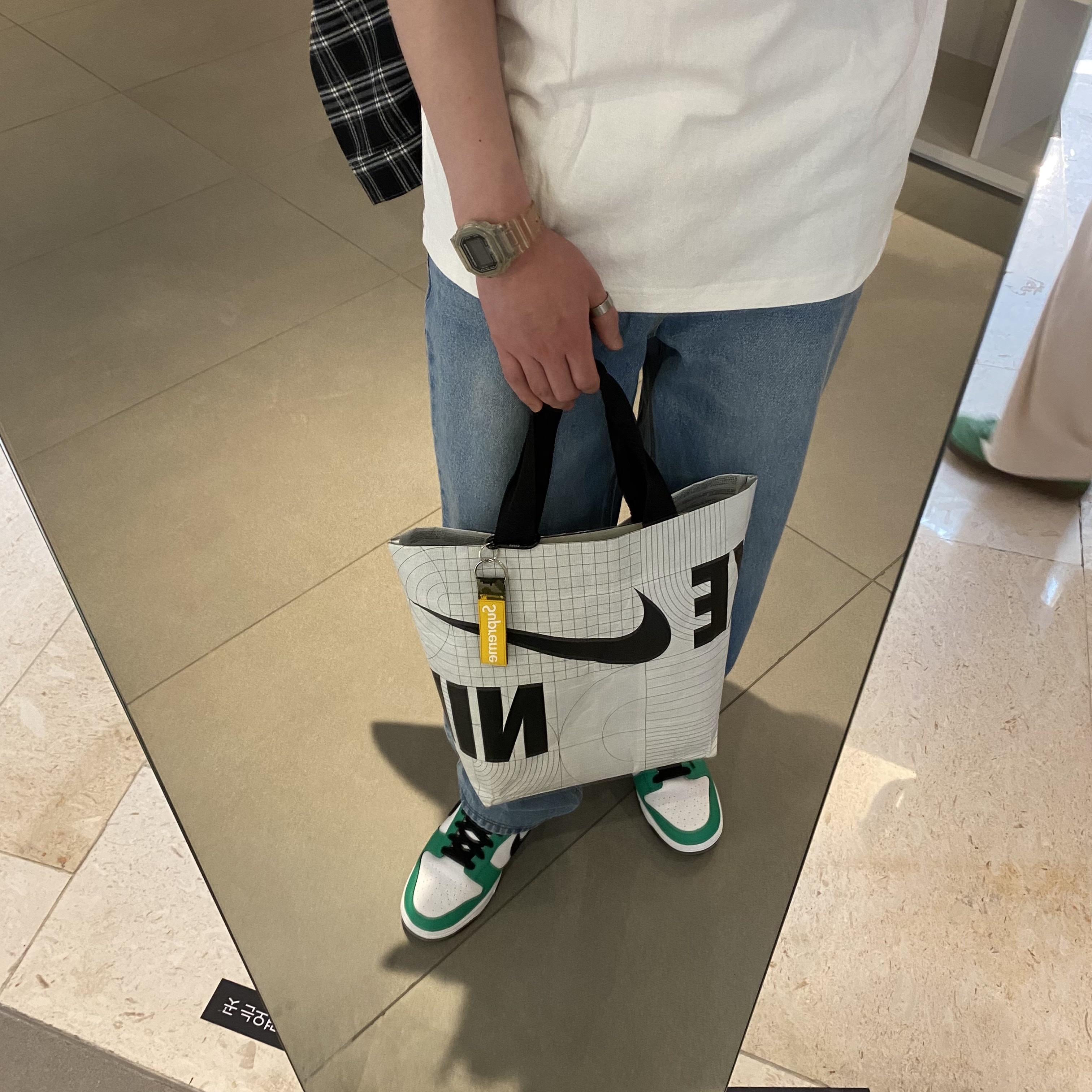 Nike Dunk Low White Green, Supreme Webbing Keychain Yellow Camo - 23SS 착용 스타일 - 3