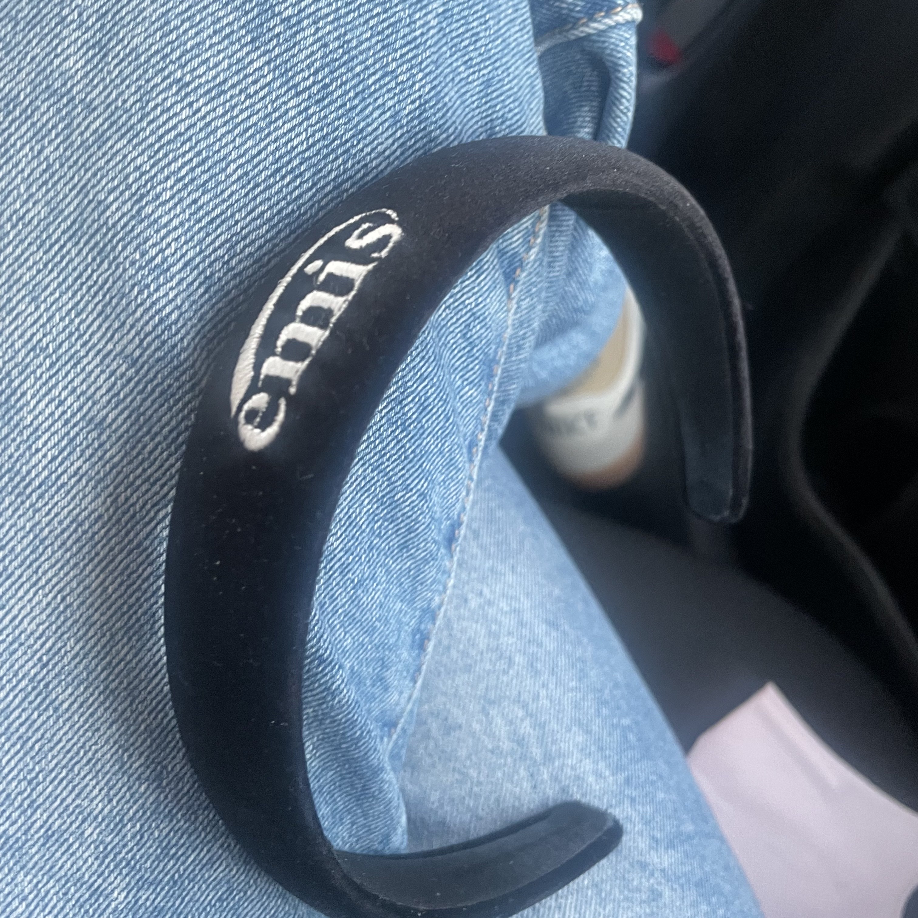 (W) Emis New Logo Hairband Black 착용 스타일