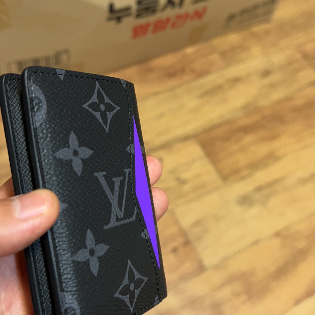 Louis Vuitton Pocket Organizer Monogram Eclipse 착용 스타일 - 2