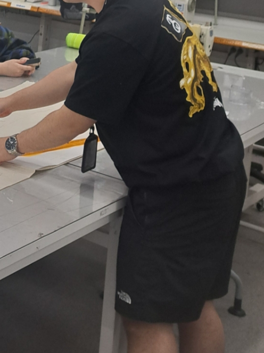 Stussy Gold Lion T-Shirt Black 착용 스타일