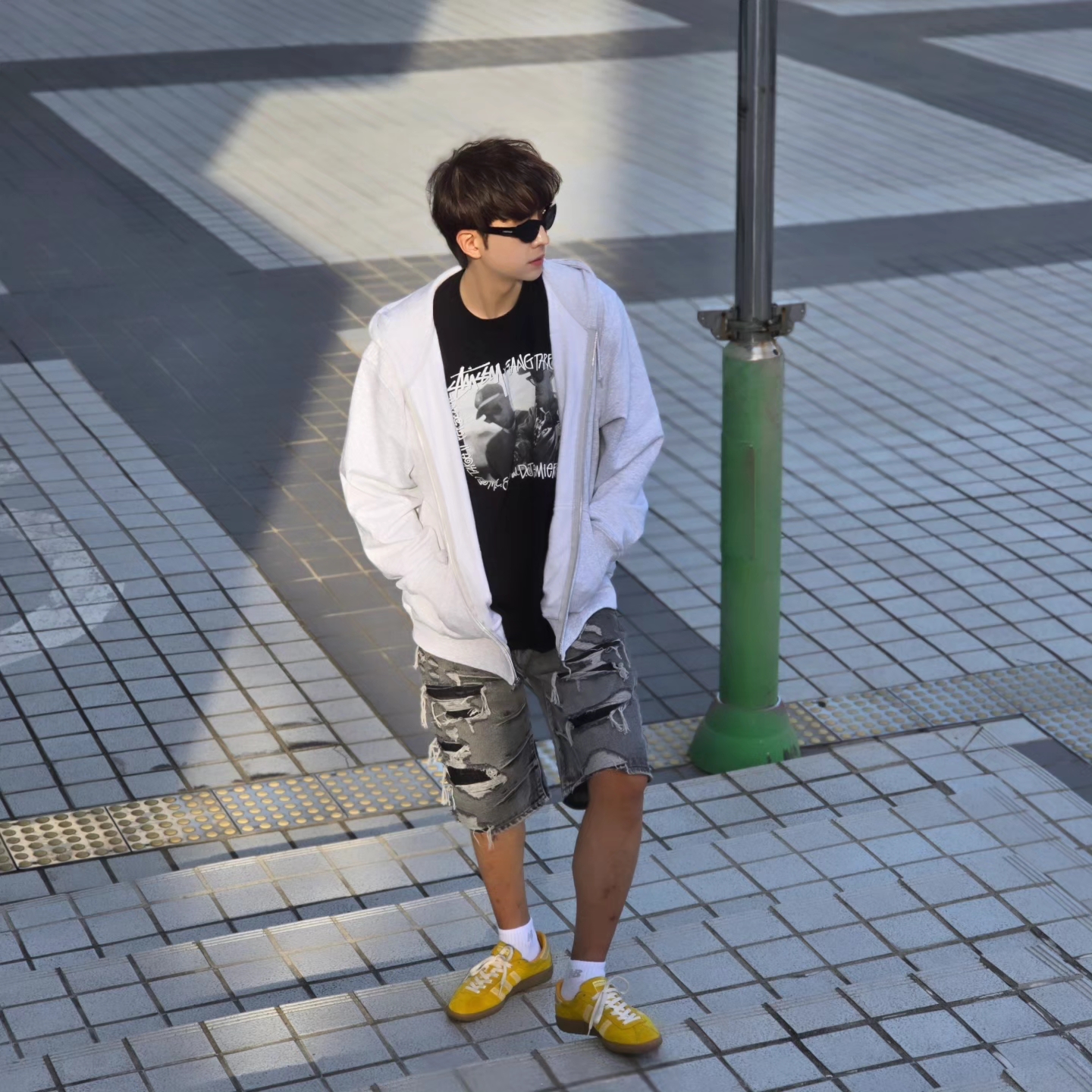 Stussy Stock DSM Ginza Zip Hoodie Ash Heather 2023, Stussy x Gang Starr Take It Personal T-Shirt Black 착용 스타일 - 5
