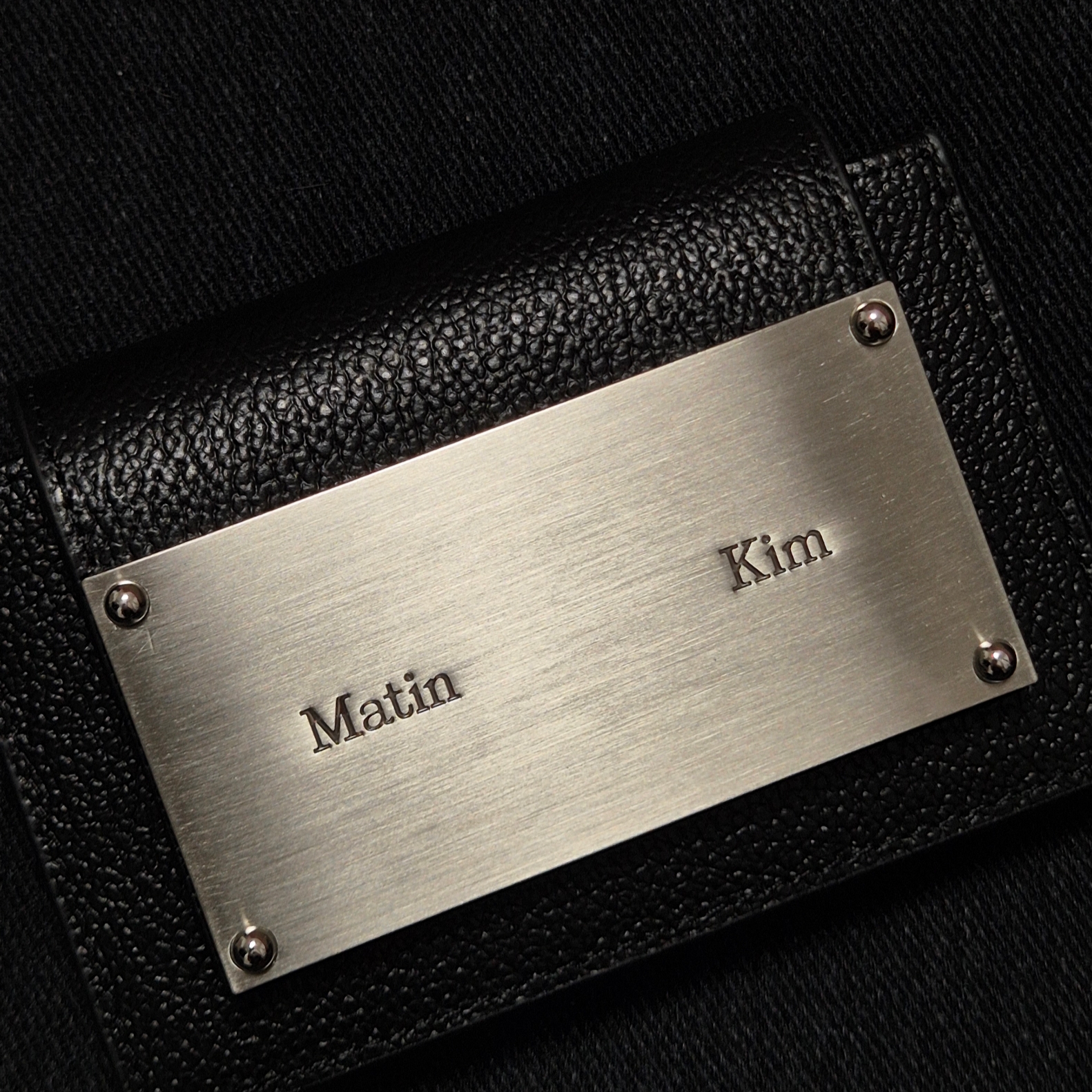 Matin Kim Accordion Wallet Black 착용 스타일