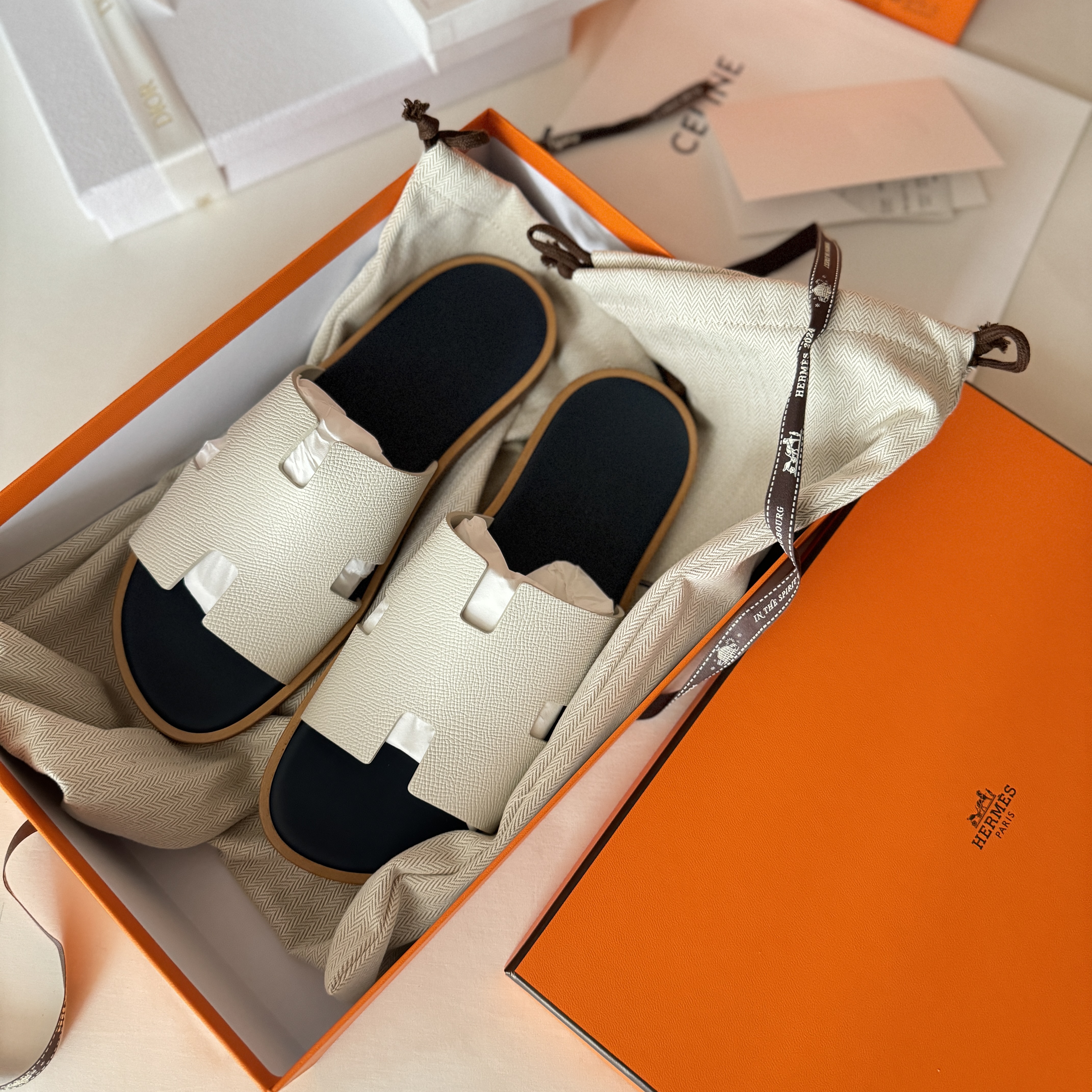 Hermes Izmir Sandal Epsom & Blanc De Paris Bleu Celeste 착용 스타일