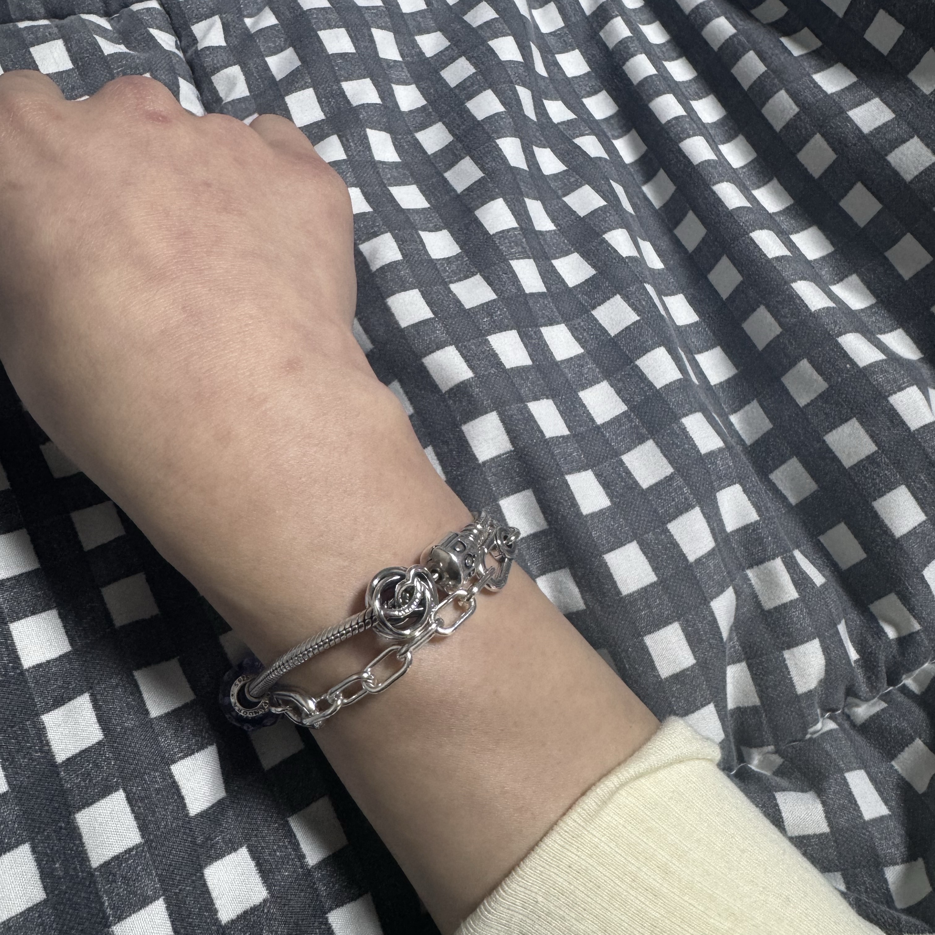 (W) Pandora Family Always Encircled Heart Charm Sterling Silver 착용 스타일