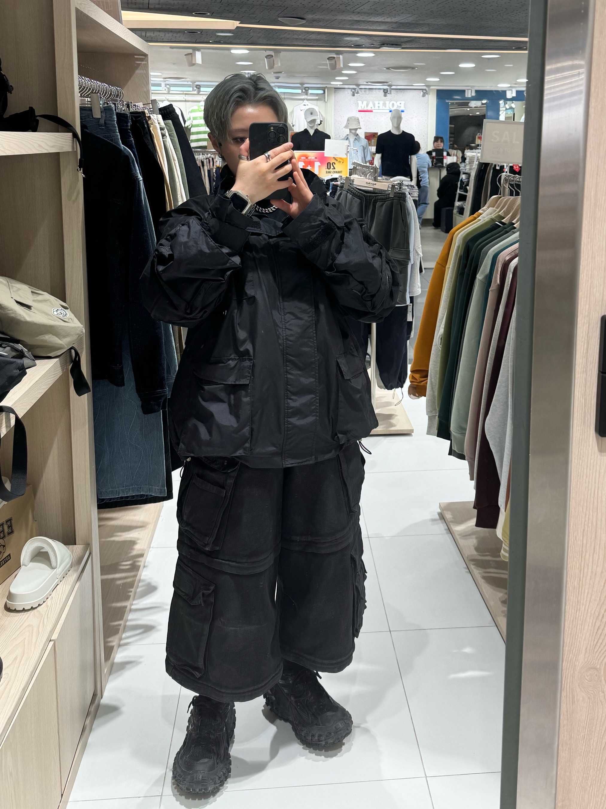 Balenciaga Defender Sneakers Black, Project G/R Oversized Convertible Cargo Pants Coated Black 착용 스타일 - 1